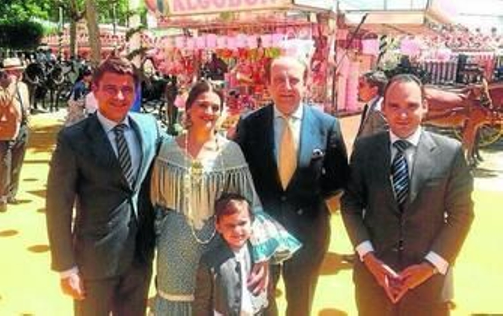 El concejal de Participación Ciudadana, Beltrán Pérez; la notario Amalia Cardenete con su hijo, Miguel Navarro Cardenete; el abogado Joaquín Moeckel y el delegado del distrito Bellavista-la Palmera, Rafael Belmonte.
