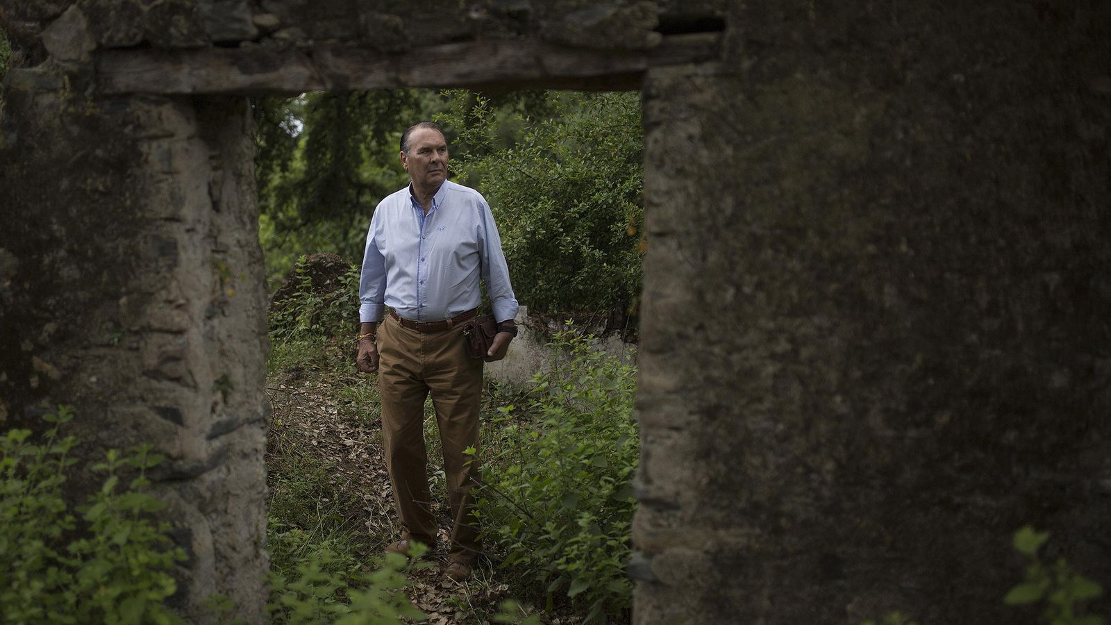 Ricardo Morente, oficial del Grupo de Homicidios de Sevilla, en la finca de Almonaster la Real.
