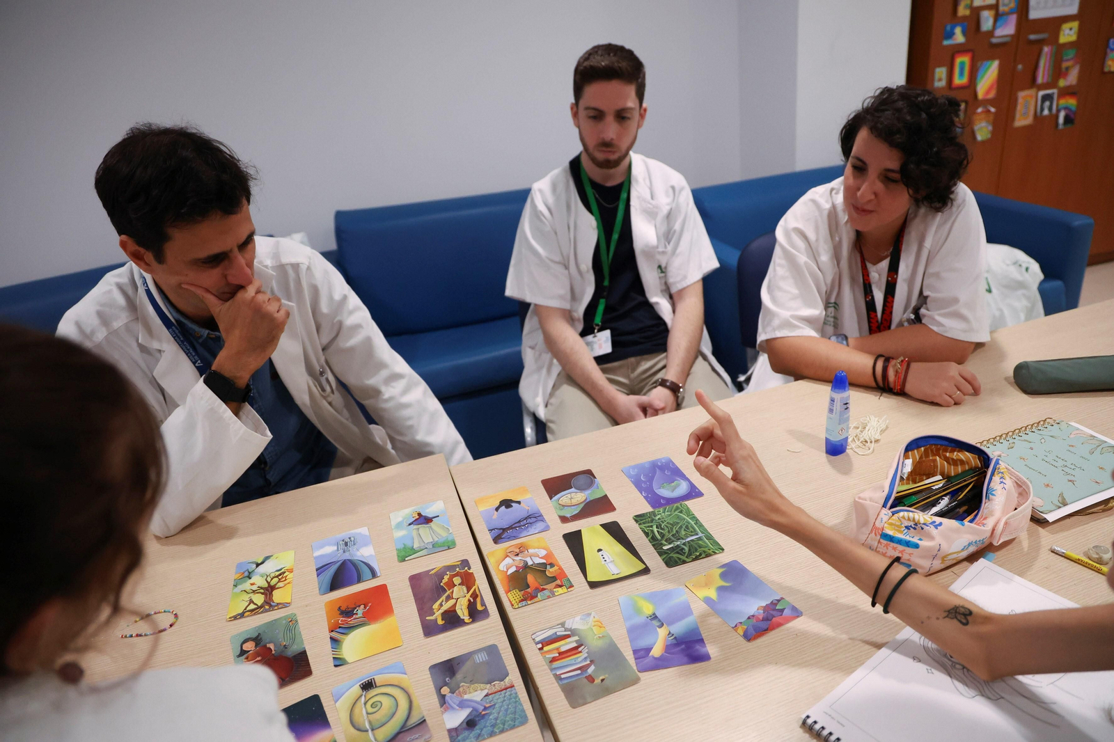 Dos adolescentes en un taller, con el equipo de la Unidad de Trastornos de Conducta Alimentaria. Dos adolescentes en un taller, con el equipo de la Unidad de Trastornos de Conducta Alimentaria.