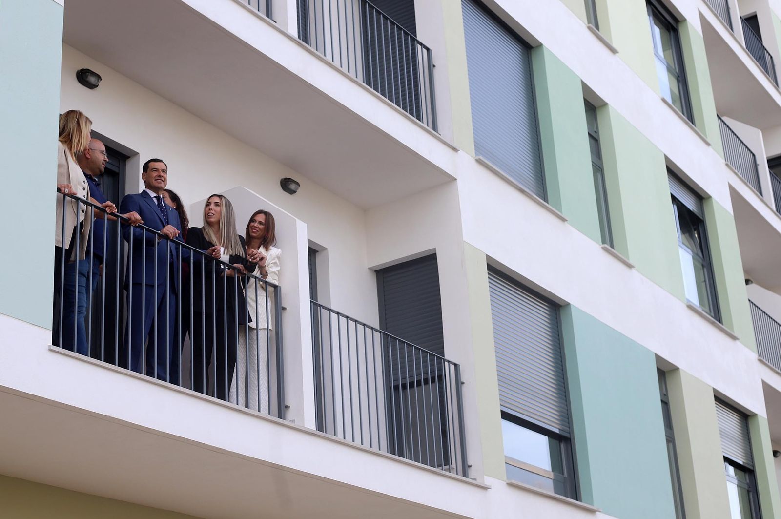 Imágenes de la visita de Juanma Moreno a la promoción de viviendas "Pescadería" en Huelva