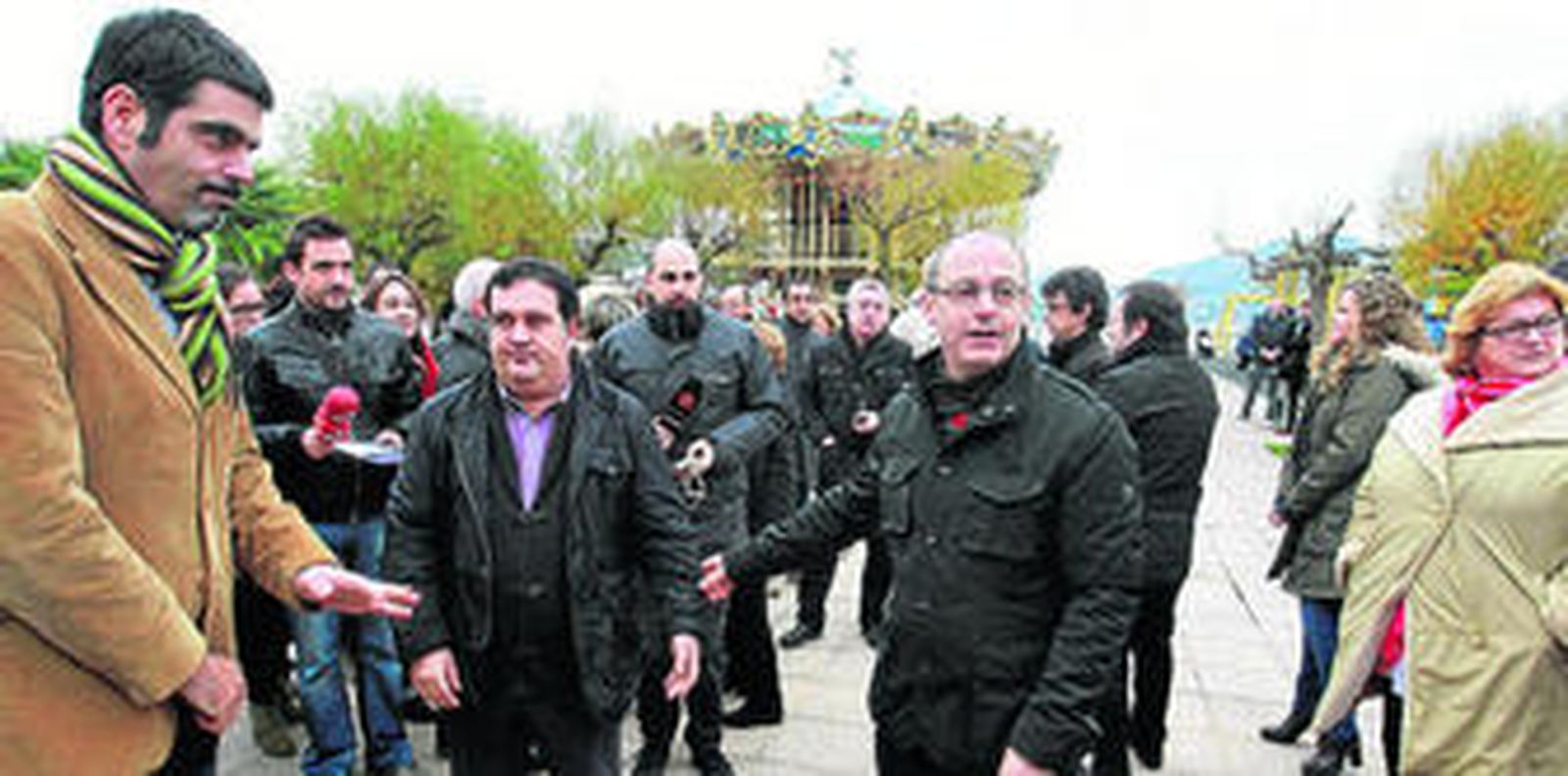El alcalde donostiarra, Juan Karlos Izagirre (con gafas en el centro de la imagen), ayer junto a representantes del resto de partidos del Consistorio.