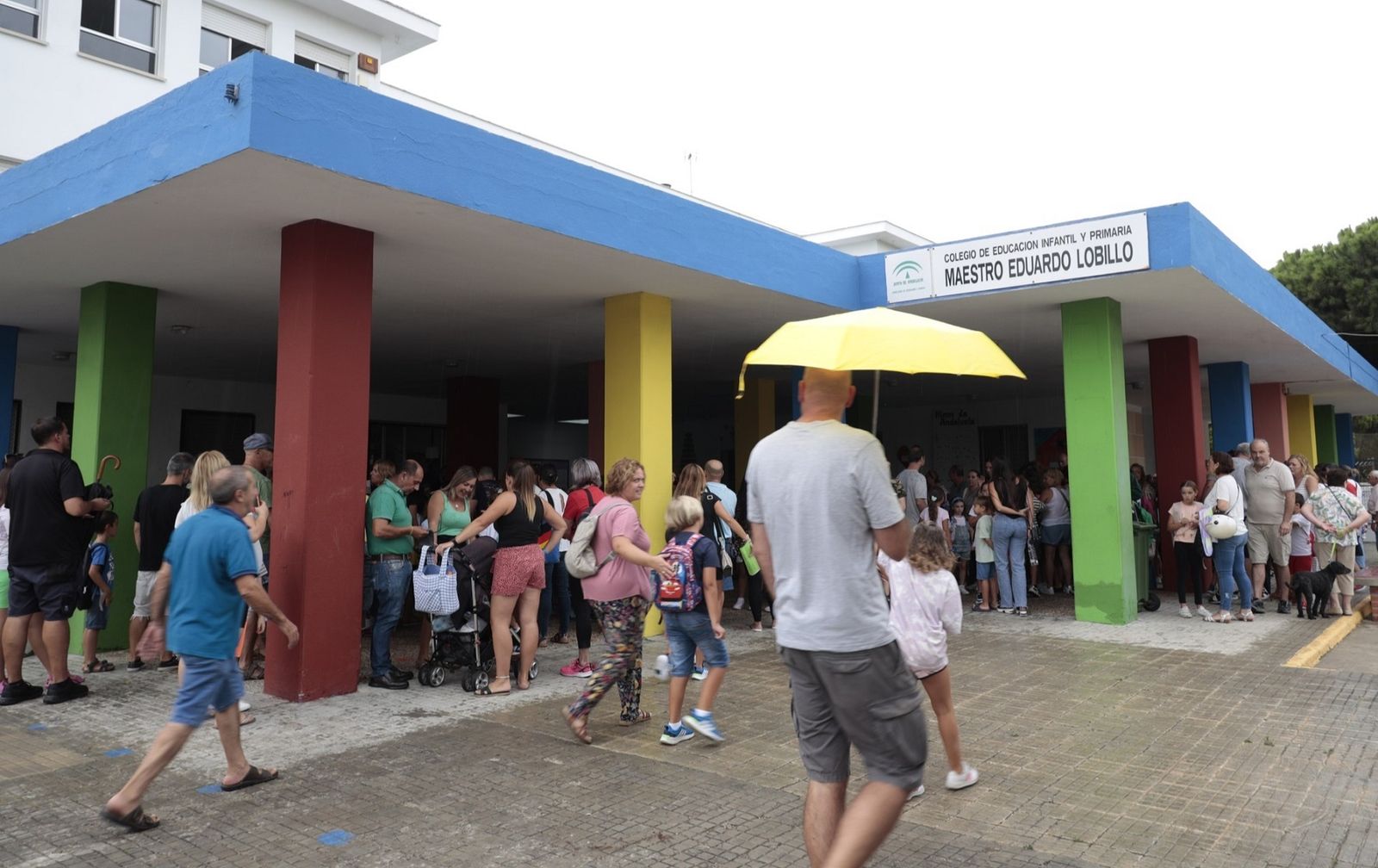 Mañana lluviosa en el inicio del curso escolar en Rota.