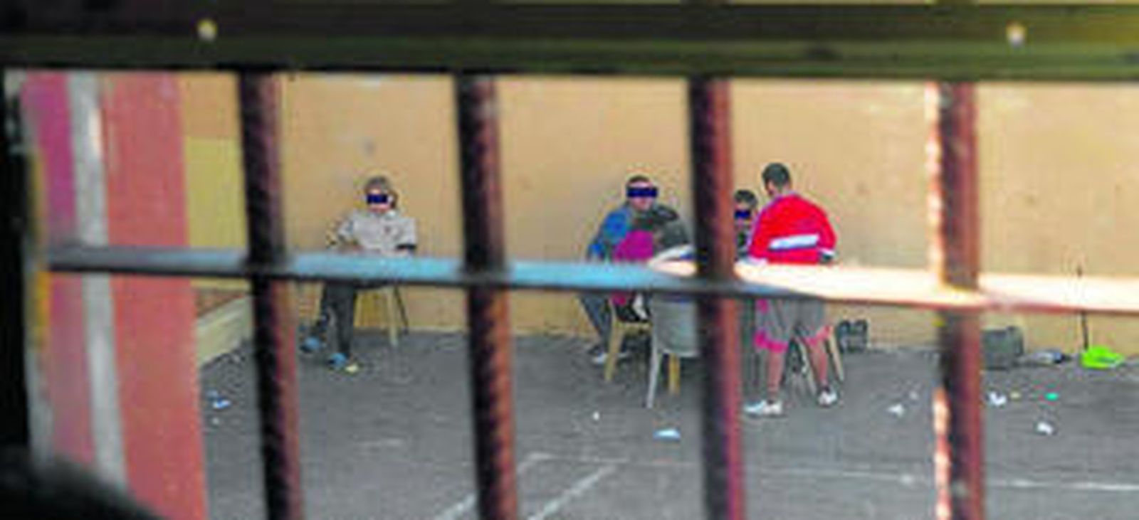 Internos en uno de los patios del centro penitenciario de El Acebuche.