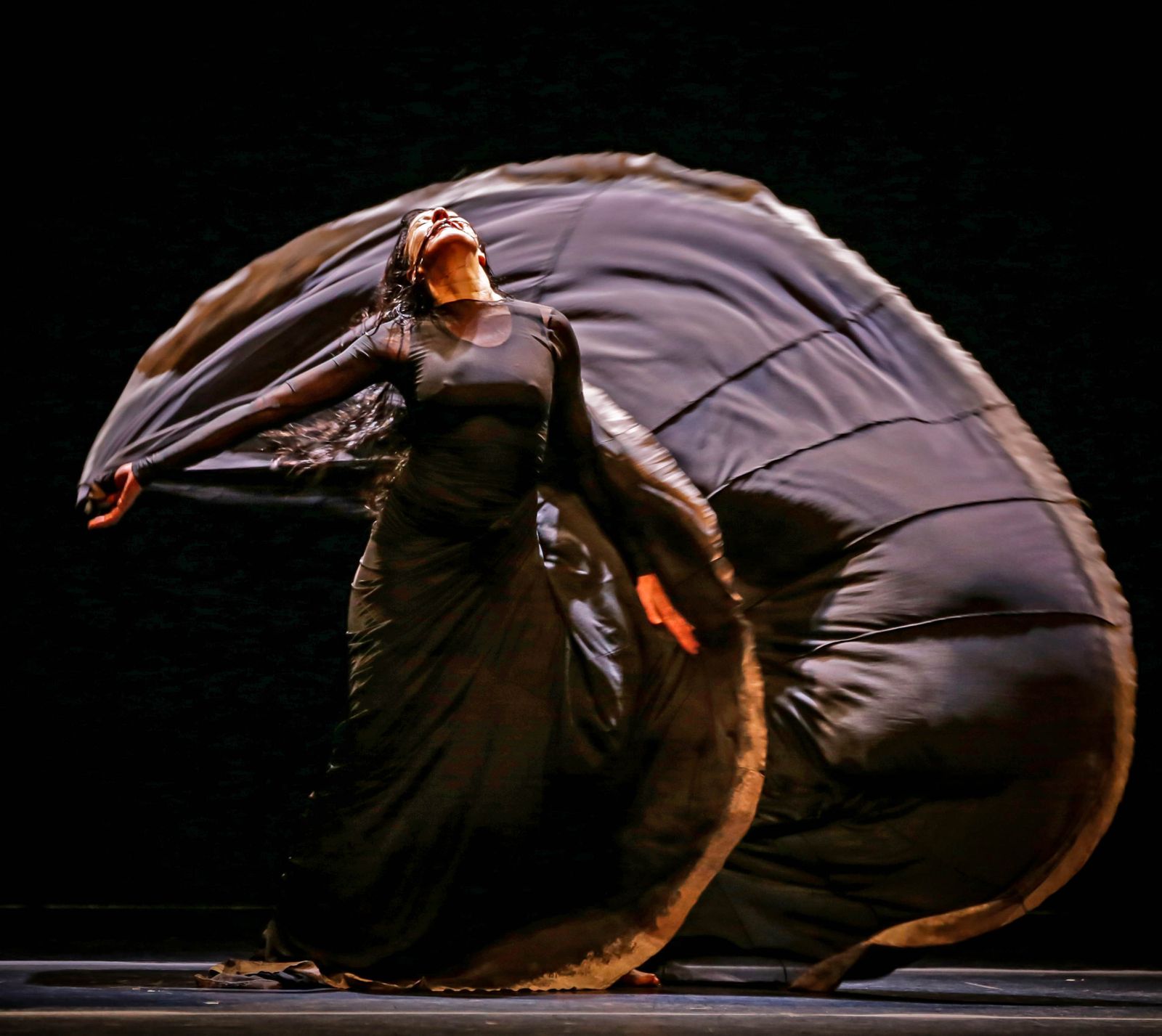 María Pagés, en uno de sus personalísimos movimientos efectuados durante el espectáculo.