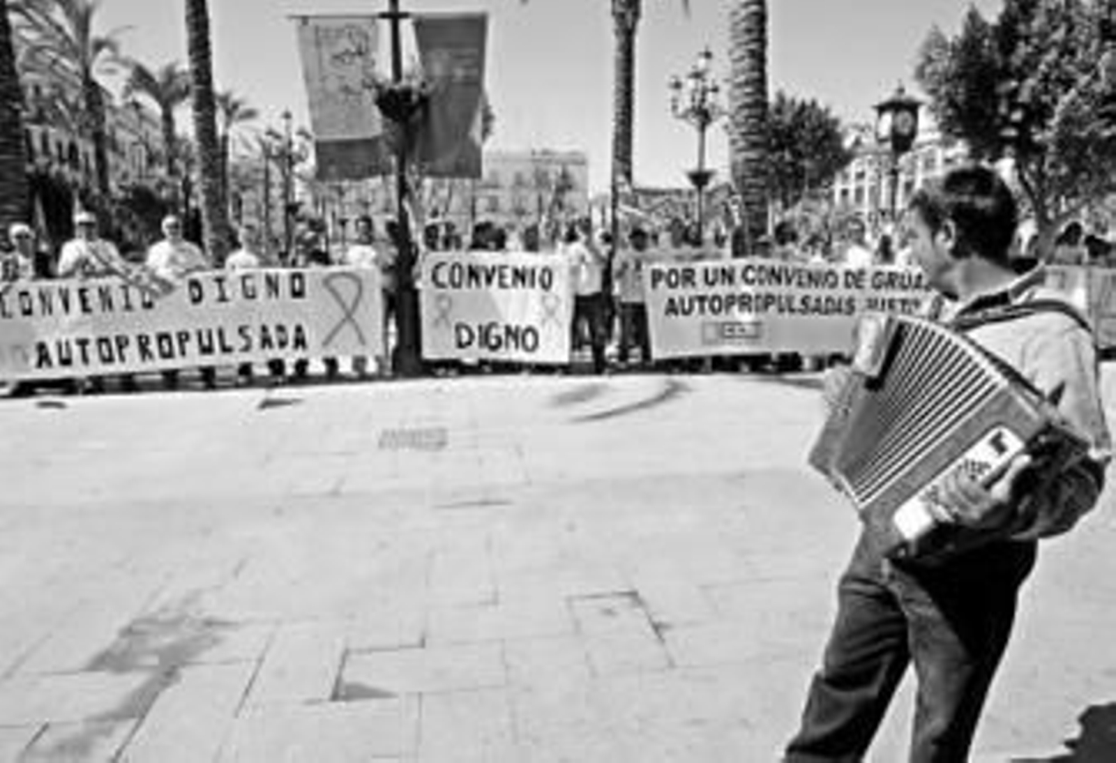 Los trabajadores portan pancartas durante la concentración de ayer en la plaza del Arenal.