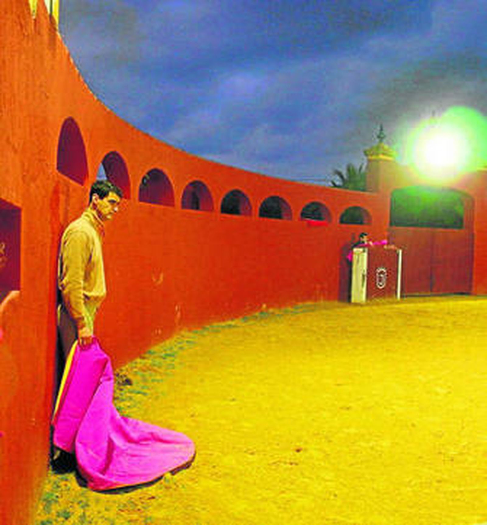 Jesulín espera la última becerra en un entrenamiento campero en su finca de Prado del Rey.