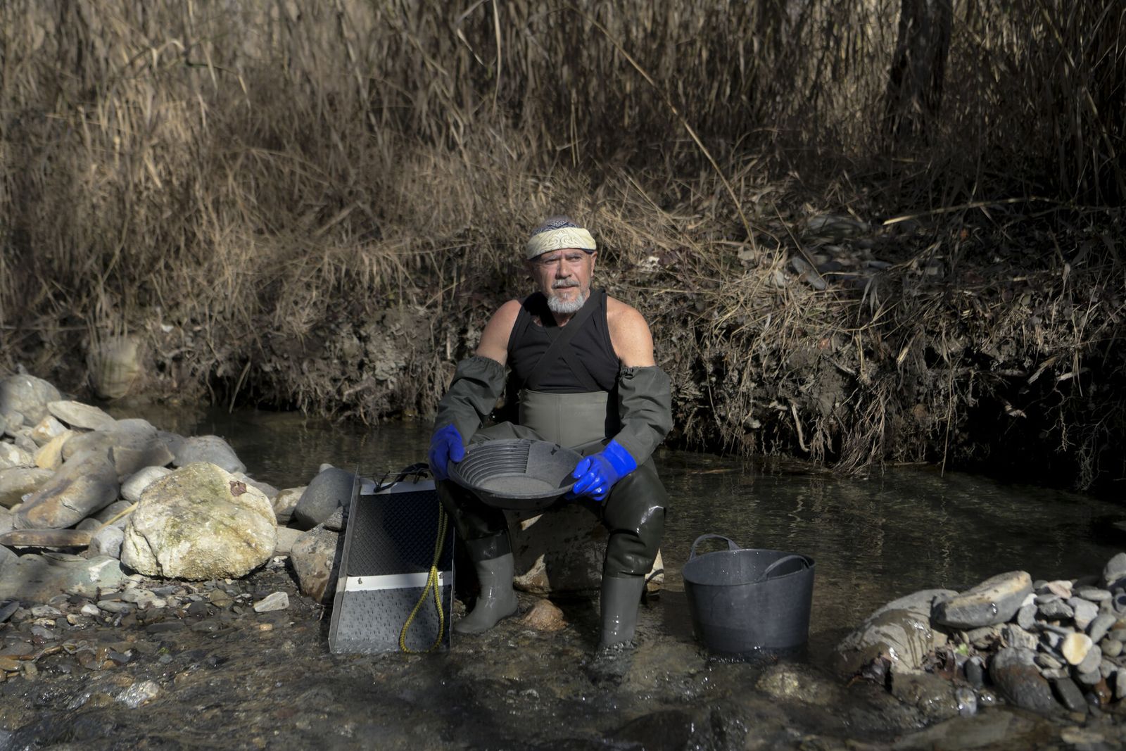 Así es el trabajo de Fernando Díaz, el buscador del 'oro olvidado' del río Genil