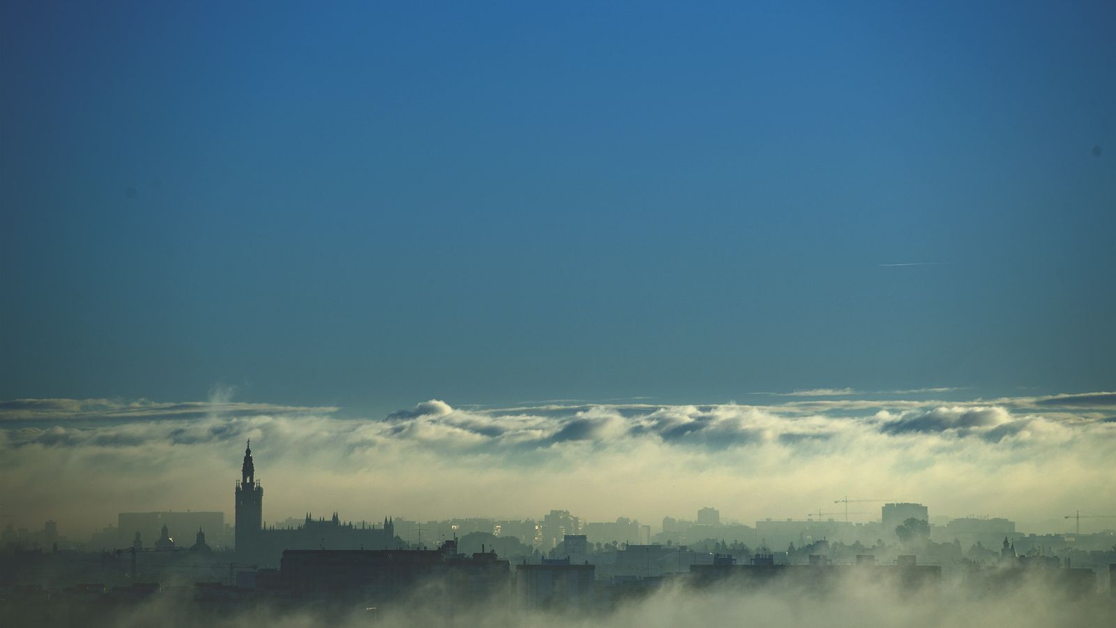 Panorámica del centro de la ciudad en una mañana de niebla.