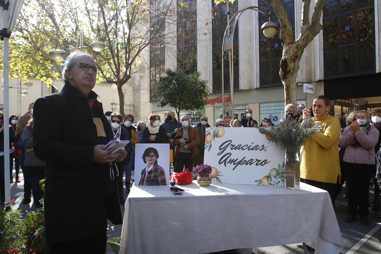 El hermano de la concejala, Pedro Pernichi, recibe el libro de firmas.