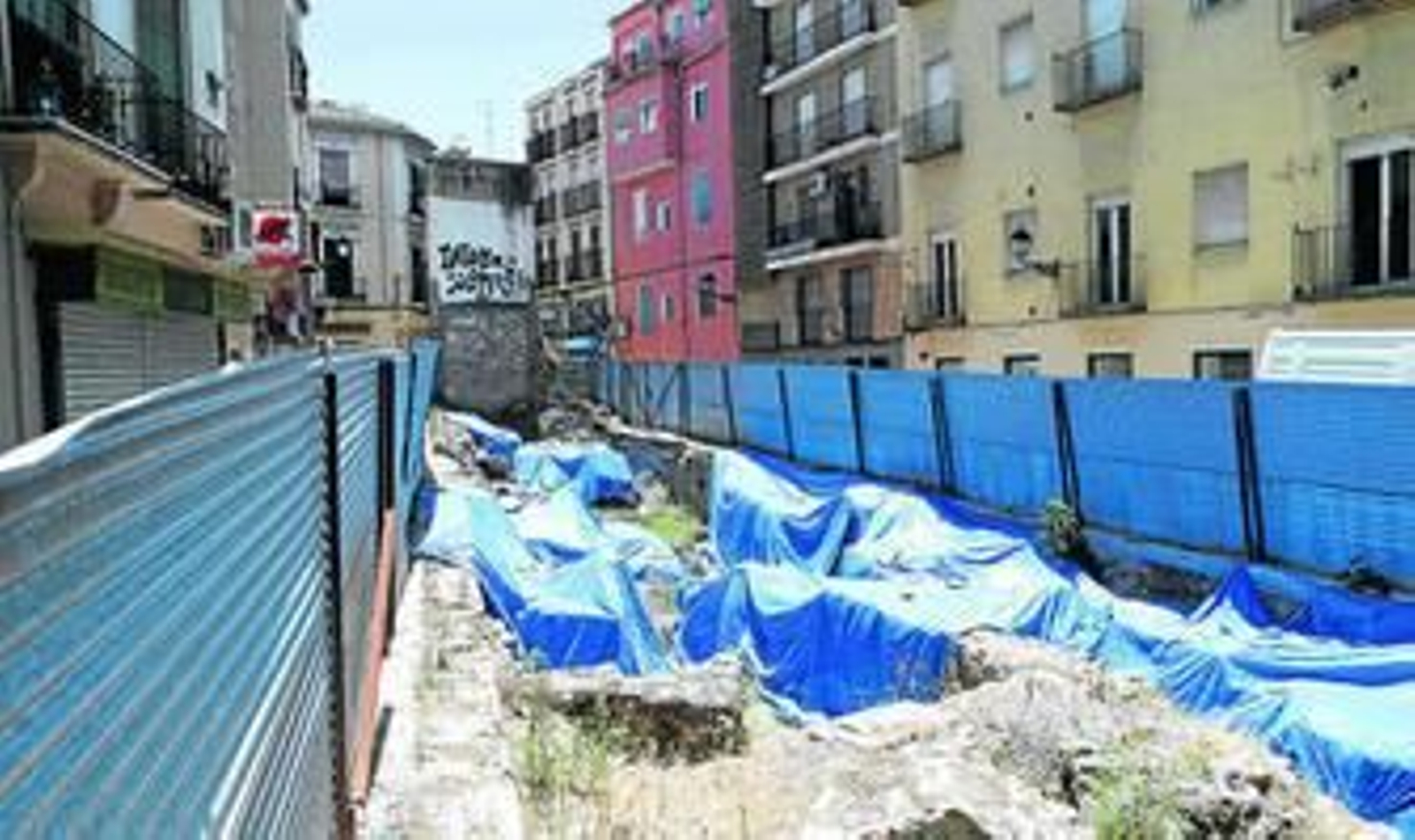 El solar, colindante a un transformador de la luz se encuentra en la calle Silencio.