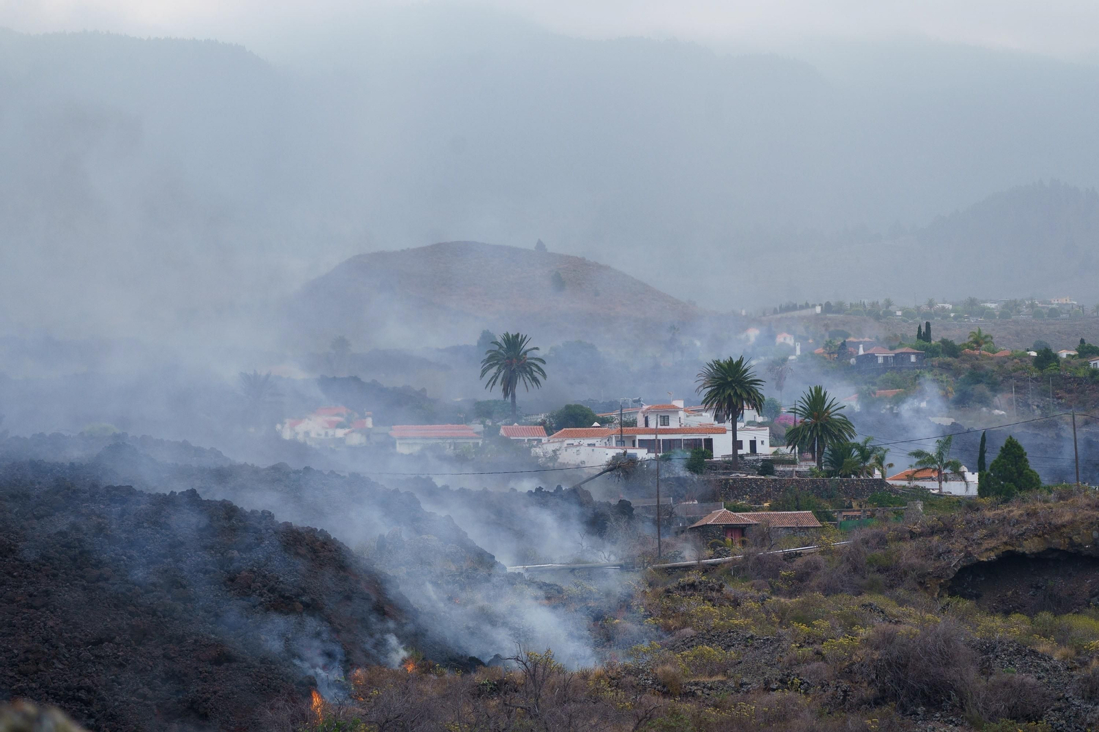 Los vecinos de Todoque salvan sus pertenencias antes de la llegada de la lava