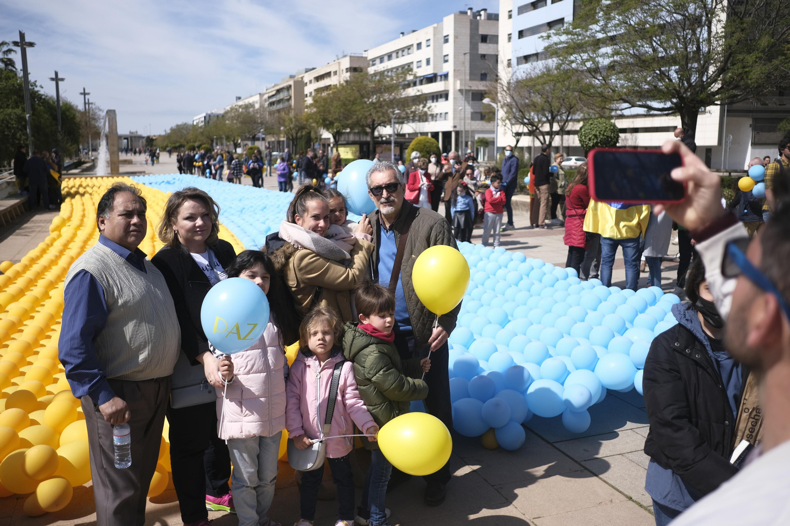 Así ha sido el acto solidario con más de 10.000 globos para formar la bandera de Ucrania en Córdoba