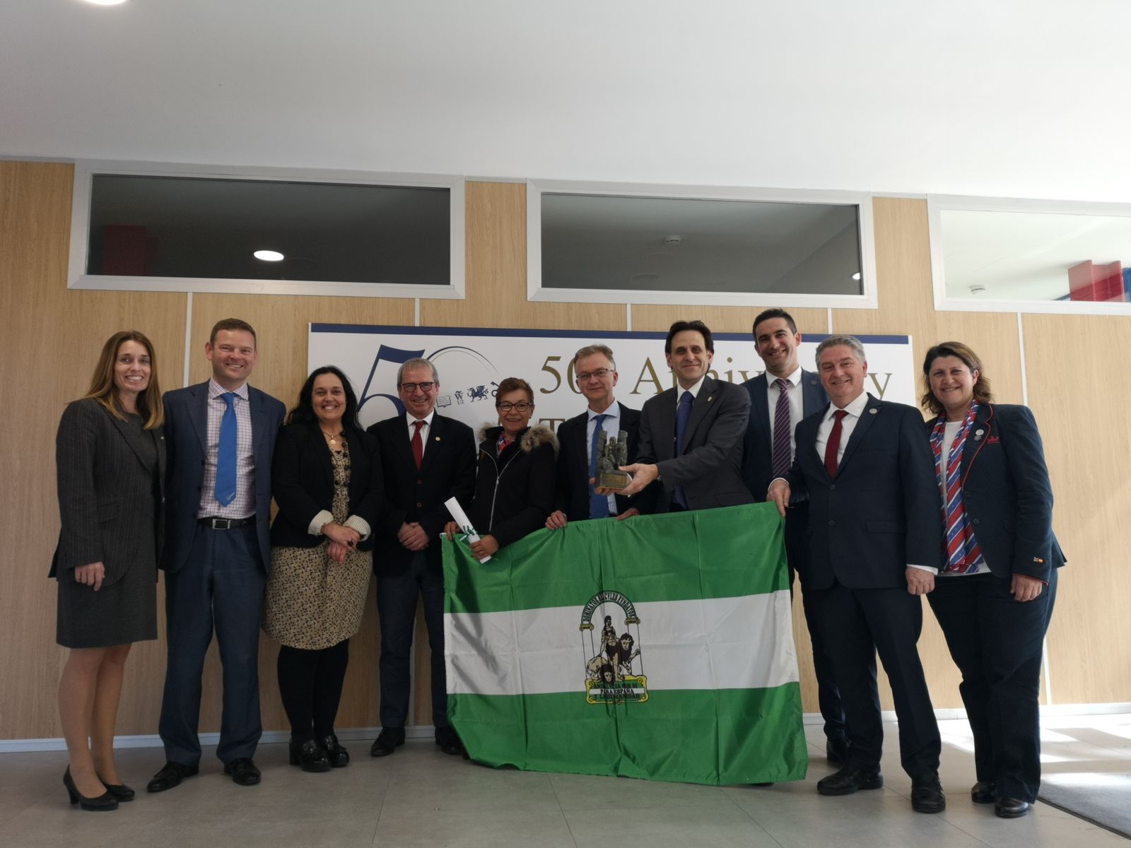 El equipo de El Centro Inglés, con la bandera de Andalucía concedida por la Junta.