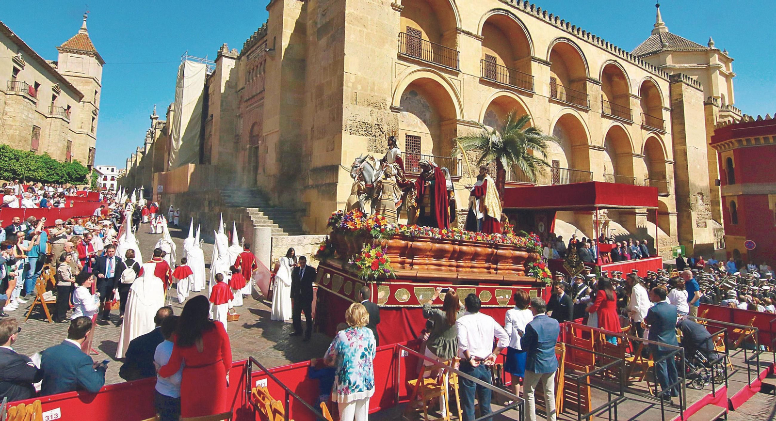 El Señor de los Reyes en su Entrada Triunfal, ‘la Borriquita’, a su paso por el estreno de la carrera oficial en el entorno de la Santa Iglesia Catedral en 2017.