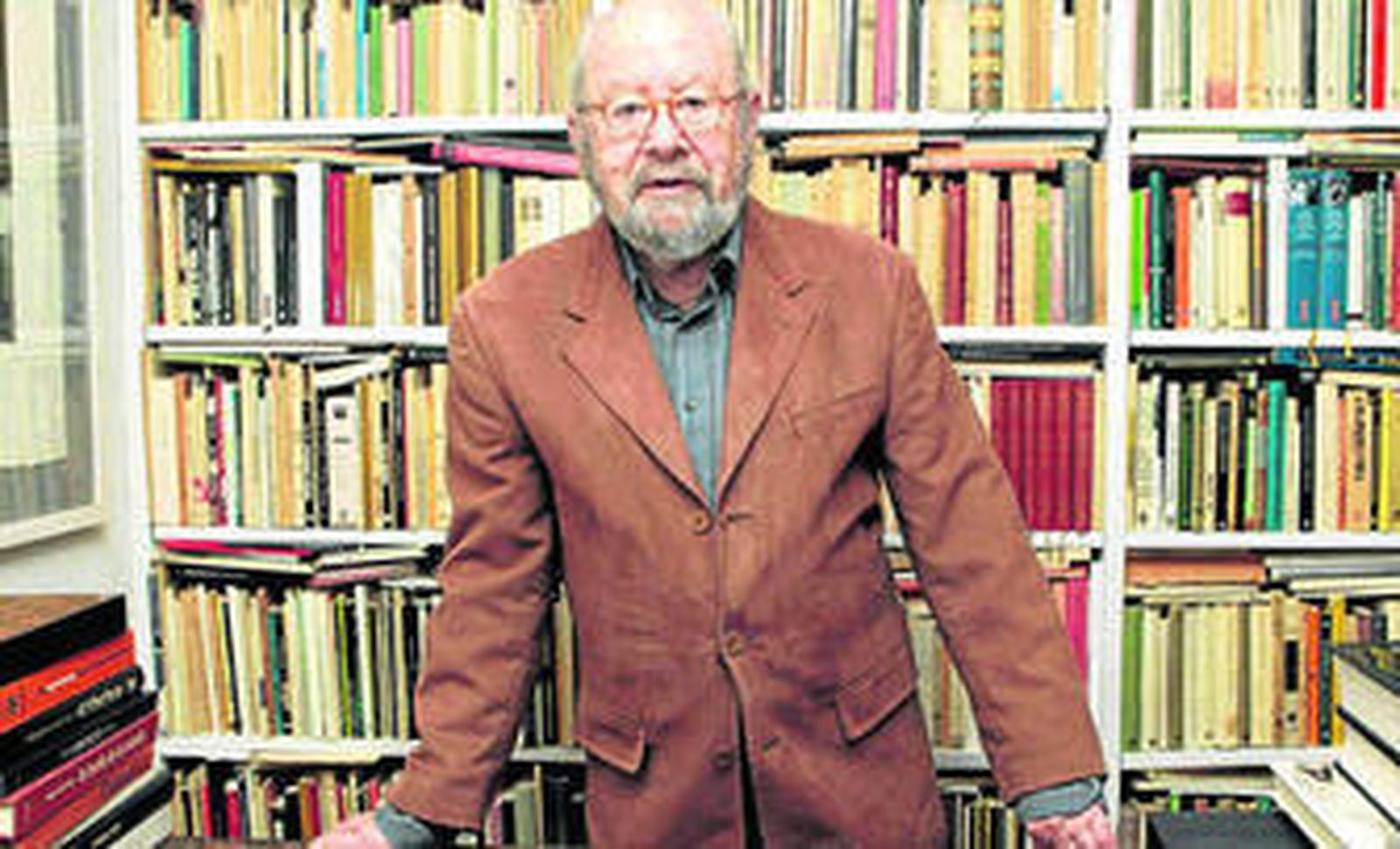 José Manuel Caballero Bonald, en el salón de su casa de Madrid.