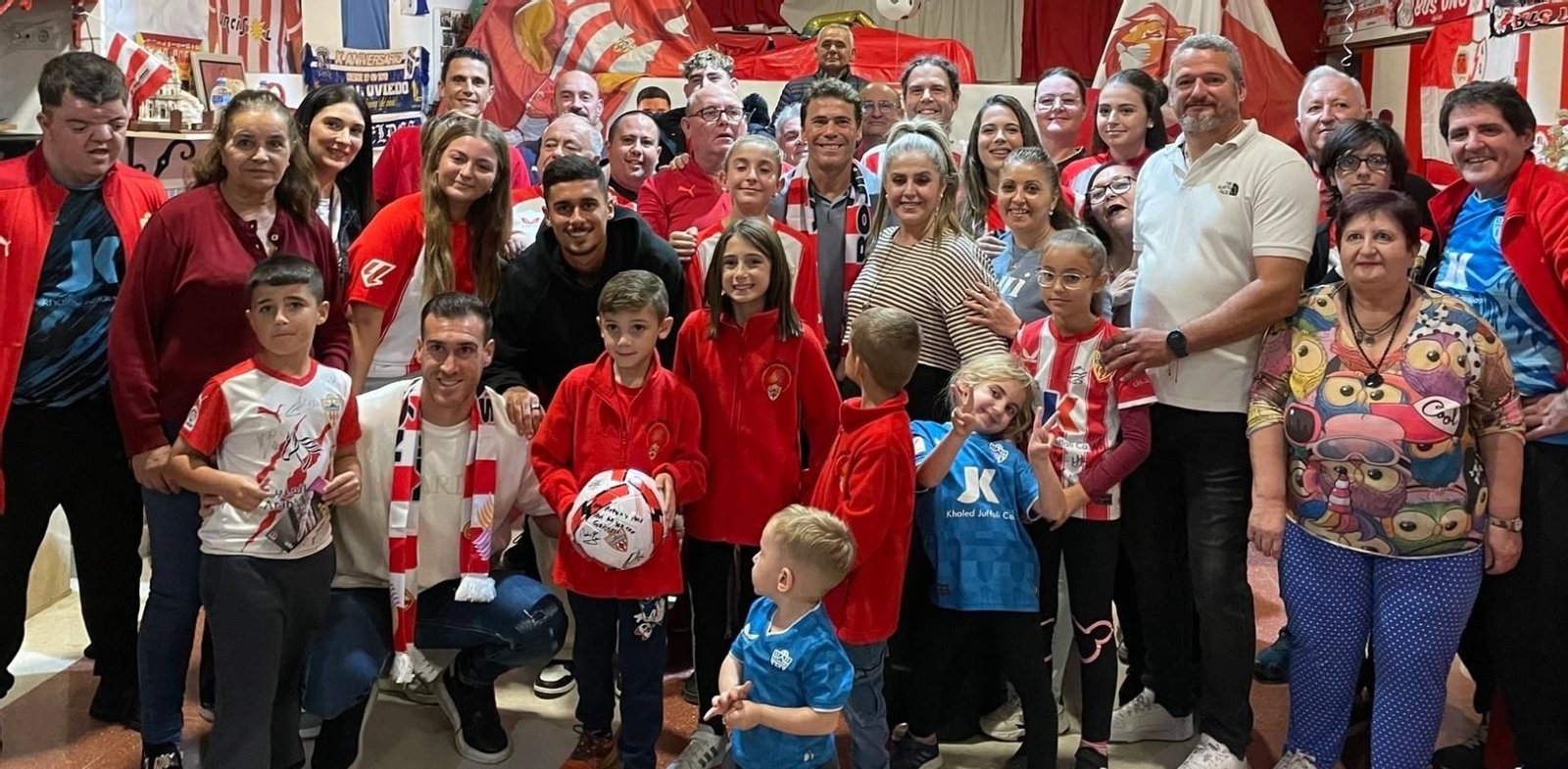 Los miembros de la peña Milhojas, con Chumi, Rubi y Fernando