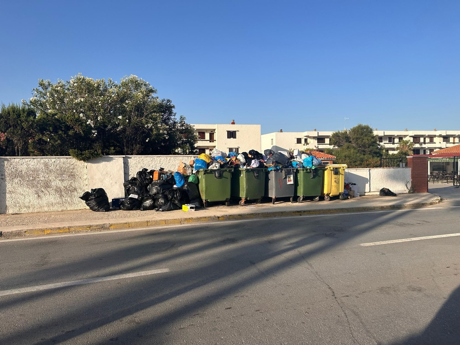 La basura sin recoger acumulada en los contenedores en Caños de Meca.