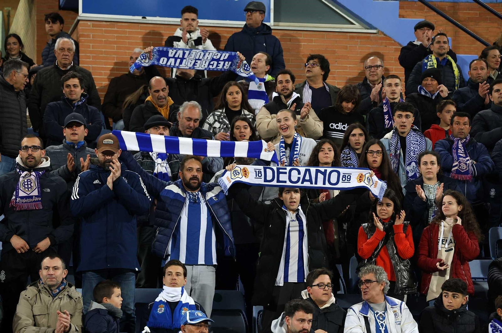 Aficionados del Recreativo durante el último partido en el Nuevo Colombino.
