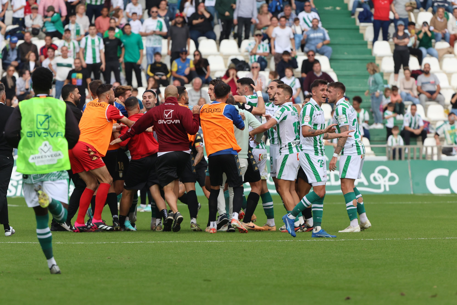 Córdoba CF - Ceuta: Las mejores fotos del partido en El Arcángel