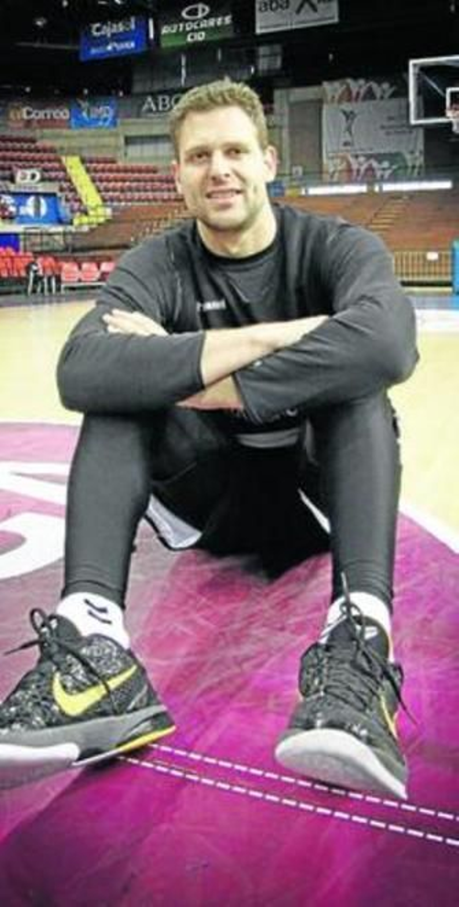 Jasen posa sentado sobre el parqué de San Pablo.