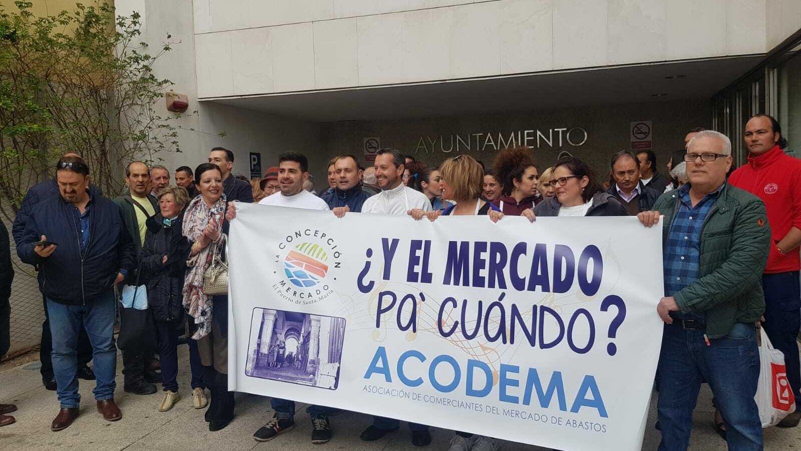 En esta ocasión los placeros se han acercado hasta la puerta del propio Ayuntamiento, donde han permanecido un buen rato gritando sus reivindicaciones.