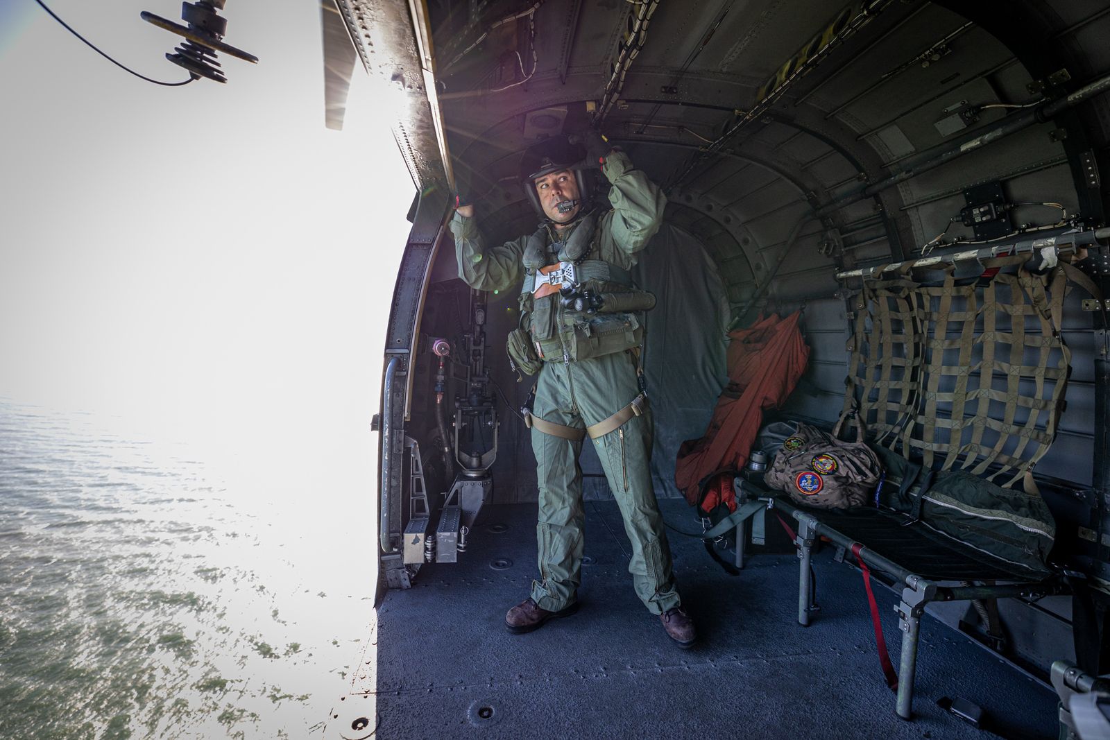 Imágenes del vuelo de despedida de los 'Sea King'  de la Quinta Escuadrilla de la FLOAN de la Armada por la Bahía de Cádiz