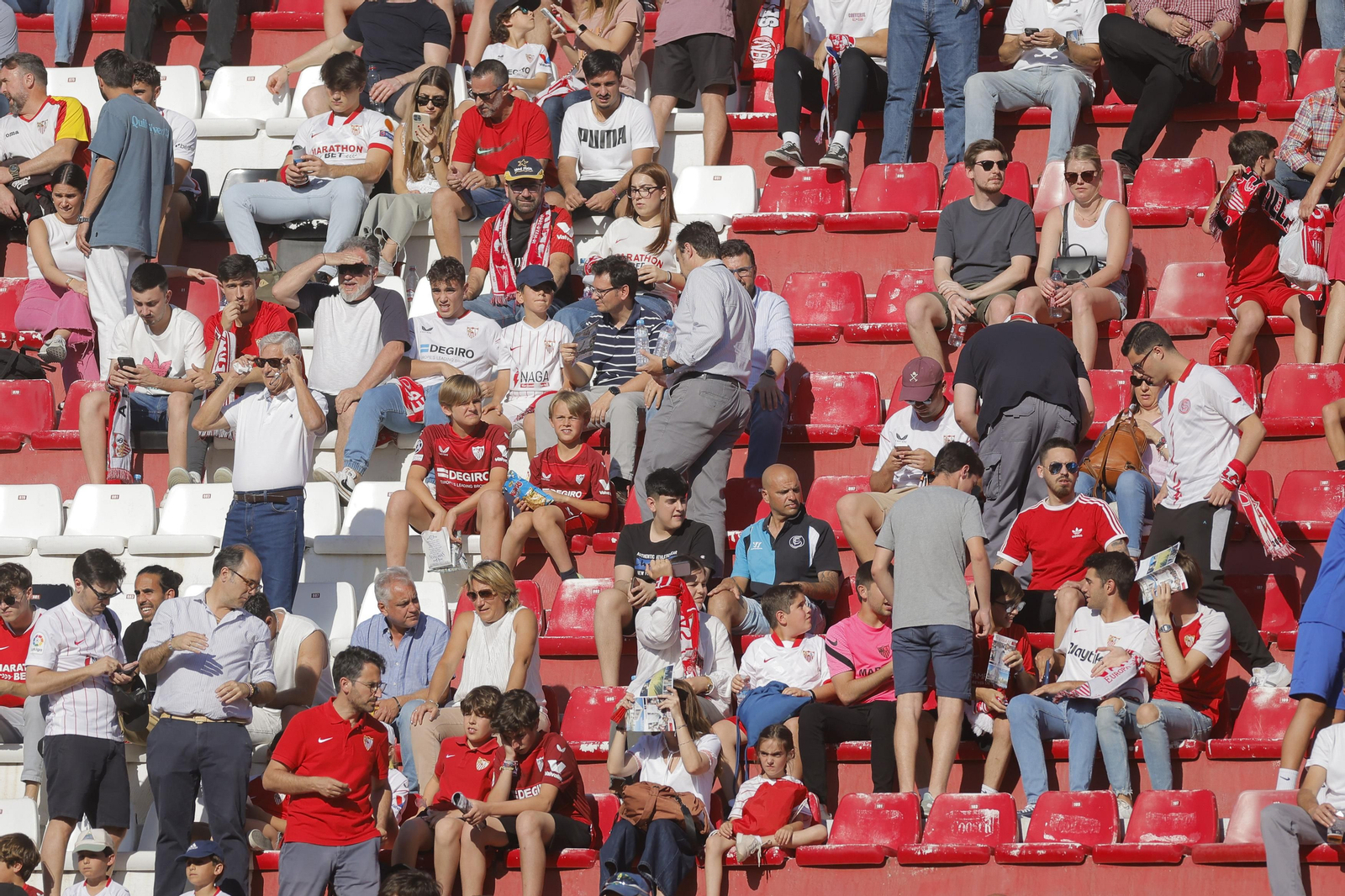 Búscate en las fotos del Sevilla-Español