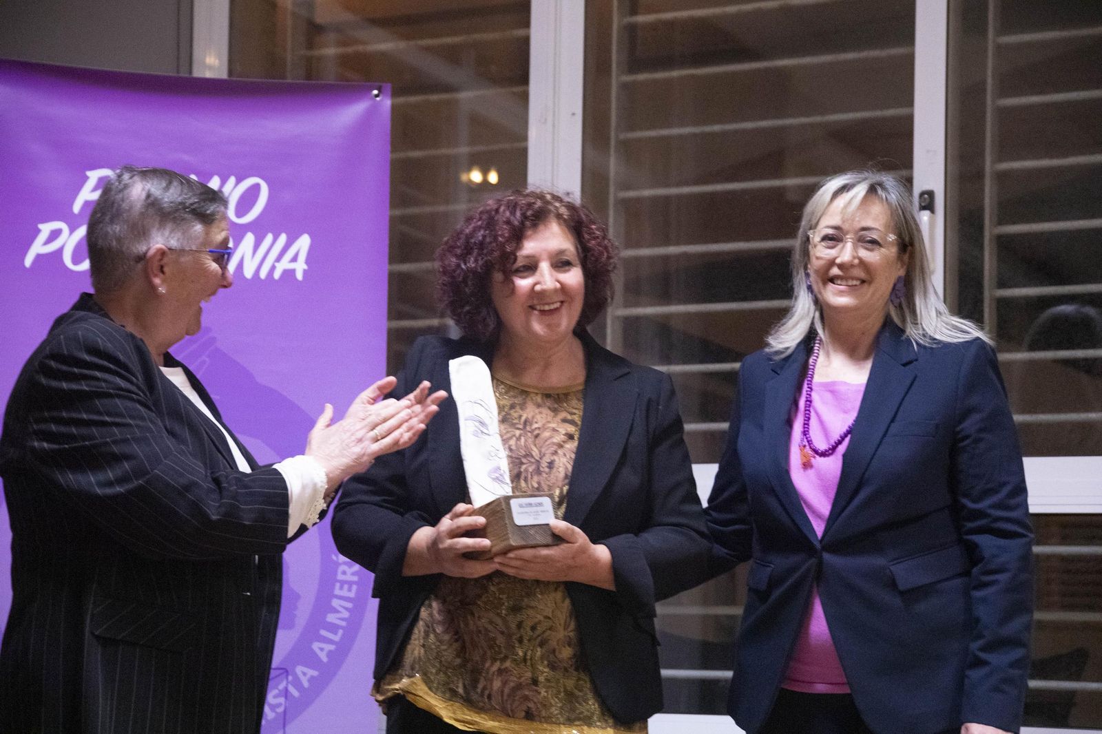 La Plataforma de Acción Feminista en Almería rinde homenaje a las mujeres de la Desbandá con su II Premio ‘Posidonia’ a Loli Sierra, vicepresidenta de la Asociación Memorialista de la Desbandá, en imágenes