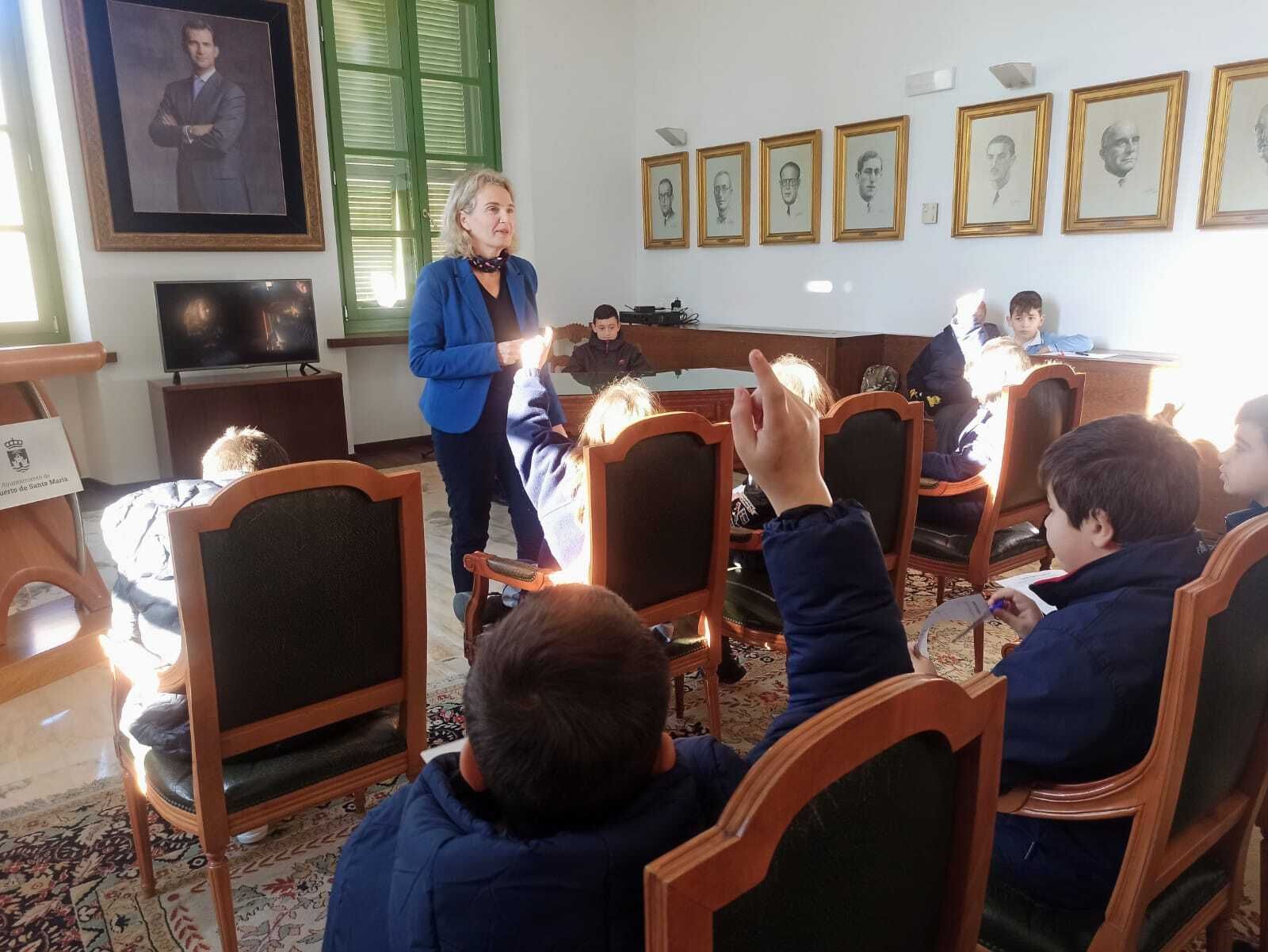 Estudiantes del colegio Espíritu Santo, durante su visita al Ayuntamiento.