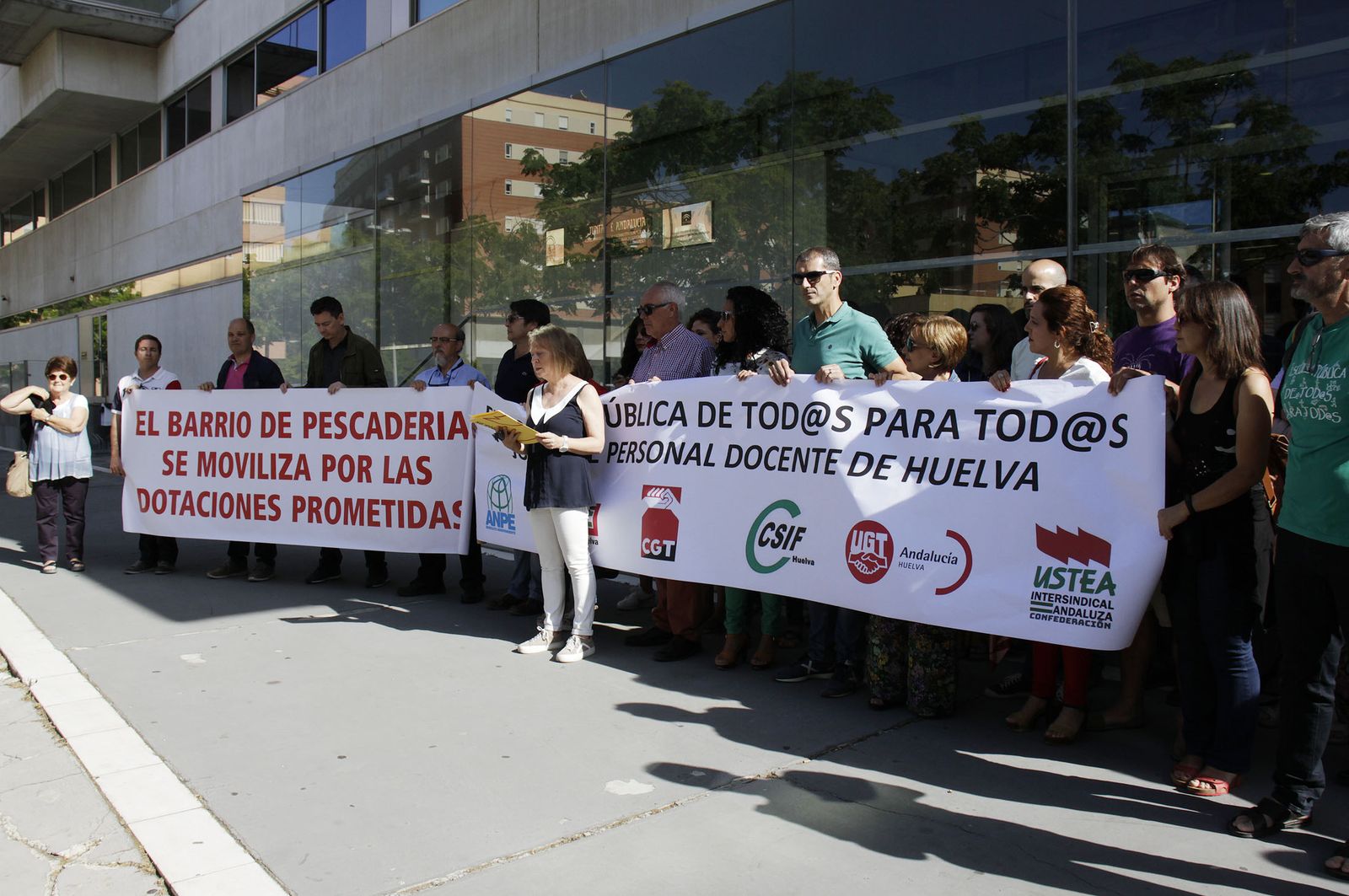 Vecinos y docentes movilizados ayer ante la Delegación de Educación por el colegio público del Ensanche.