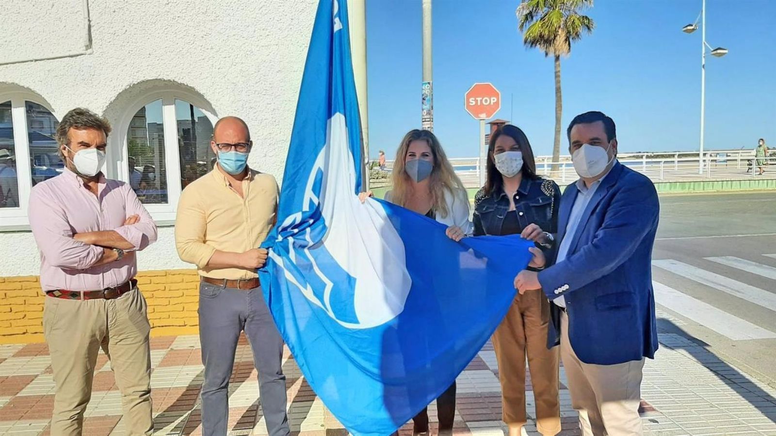Las banderas azules han sido retiradas por la falta de un contrato de salvamento suficiente para las playas.