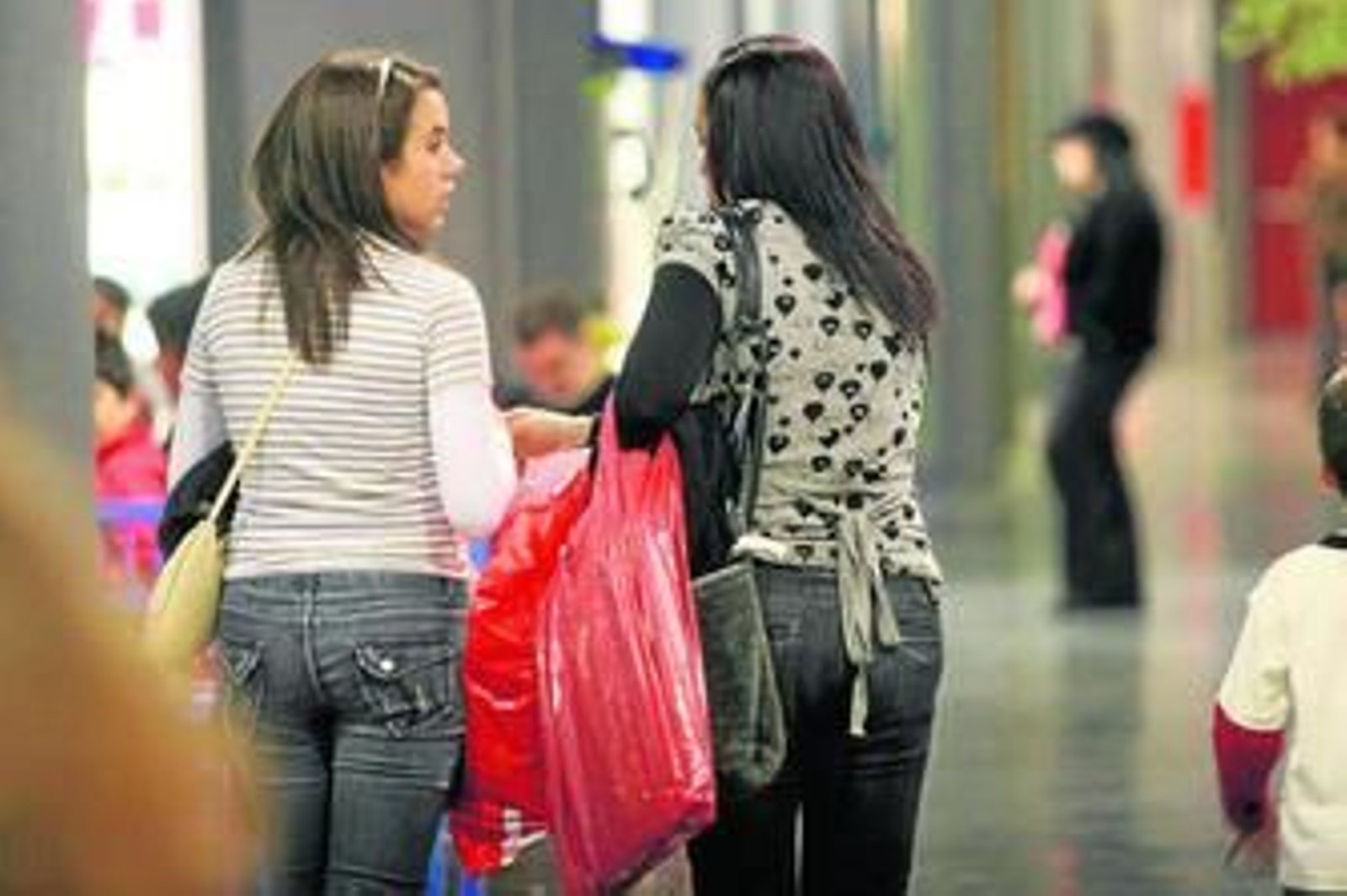 Personas comprando en el centro comercial Factory Guadacorte.