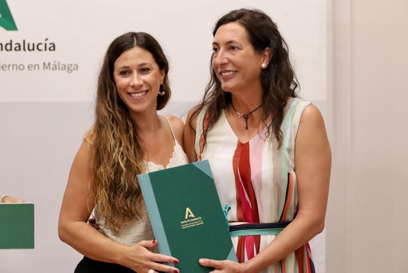 La concejala de Bienestar Social del Ayuntamiento de Rincón de la Victoria, Olga Cervantes, junto con la consejera de Inclusión Social, Juventud, Familias e Igualdad de la Junta de Andalucía, Loles López
