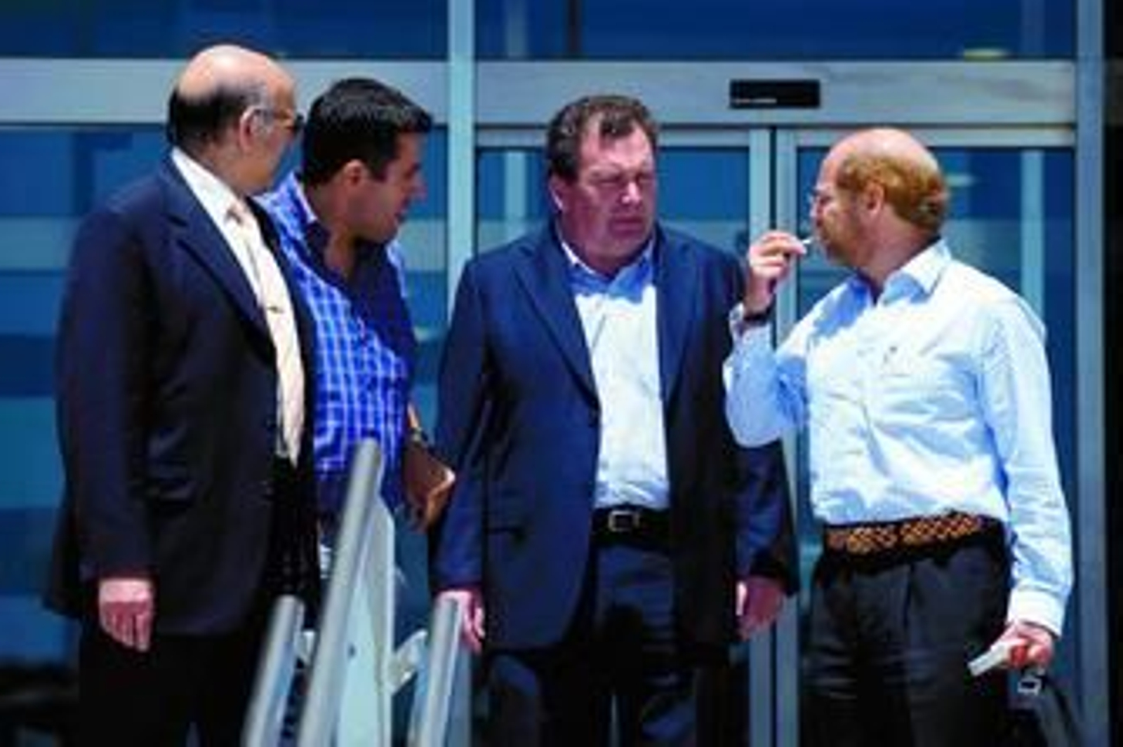 El cirujano plástico acusado, Ignacio Mena (segundo a la derecha), el día que comenzó el juicio.