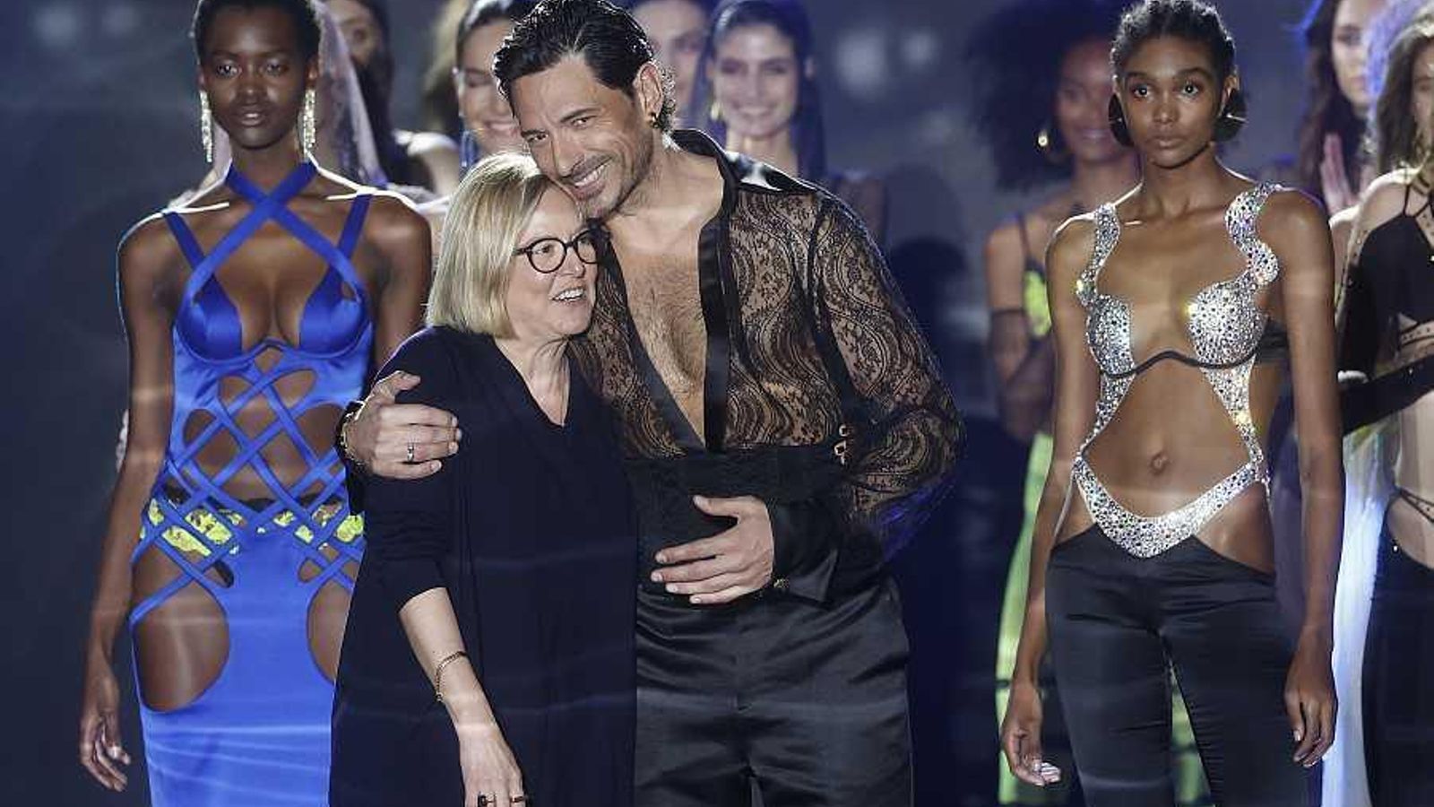 Andrés Velencoso abraza a Nuria Sardá, directora creativa de la firma, tras su desfile. Andrés Velencoso abraza a Nuria Sardá, directora creativa de la firma, tras su desfile.