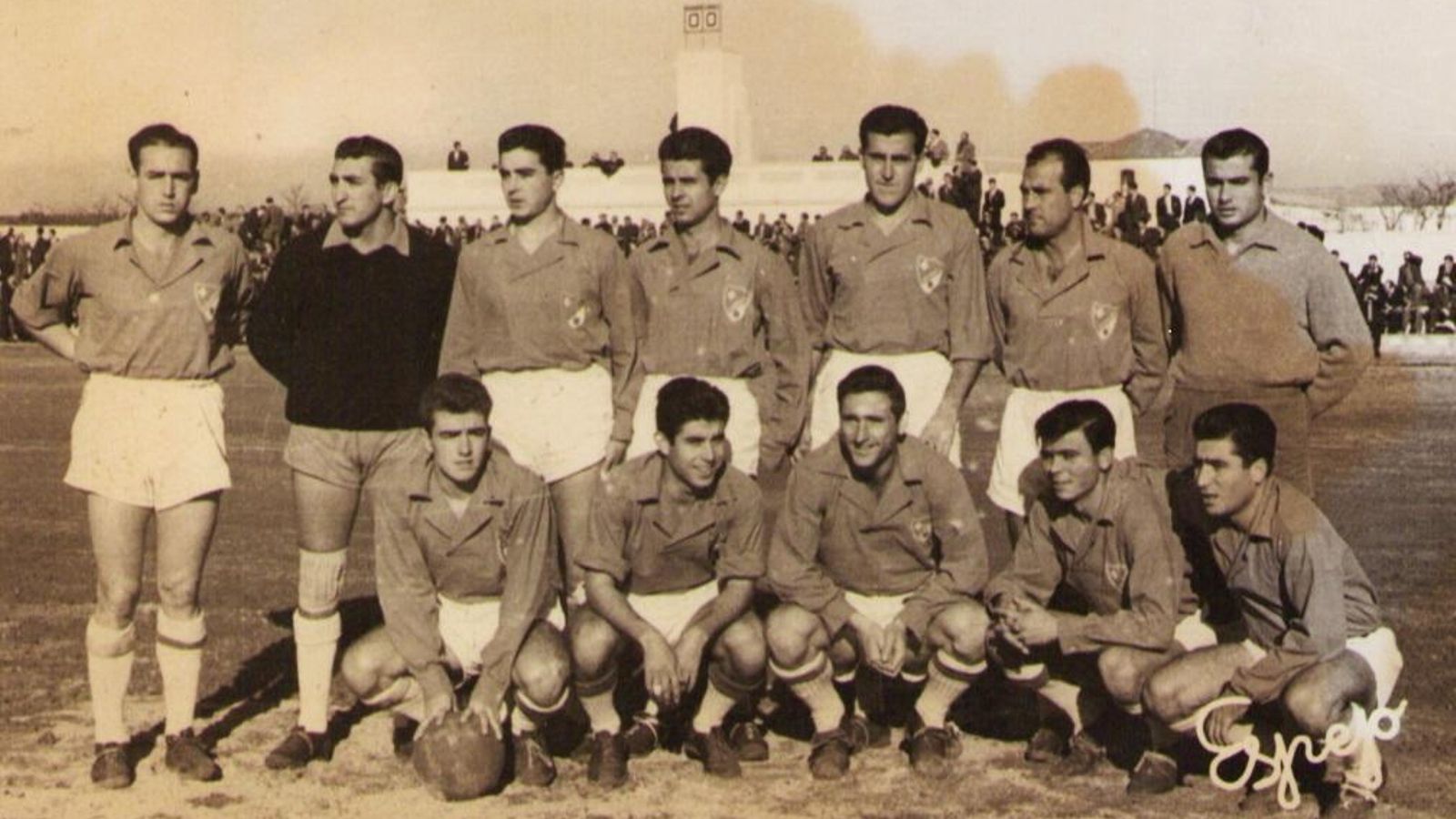 Formación linarense fechada en 1957, apenas un año después de la inauguración oficial del estadio.