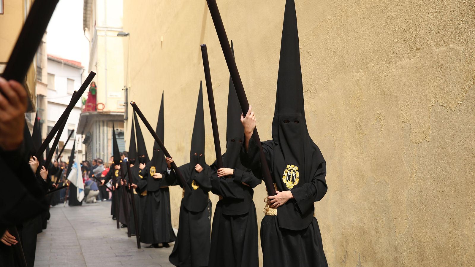 Nazarenos de Santa Cruz en la estrechez de Pozos Dulces.