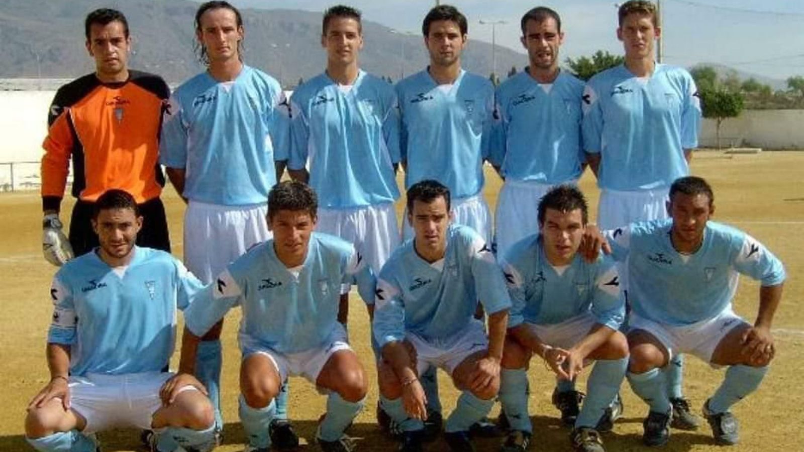 Salva Sevilla en el filial del Poli Ejido el curso 2003-2004 junto a compañeros como Varo, Fran, Iván Acién, Paco Gregorio, Moi, Mino (capitán), Rafita, Mauri o Sebas.