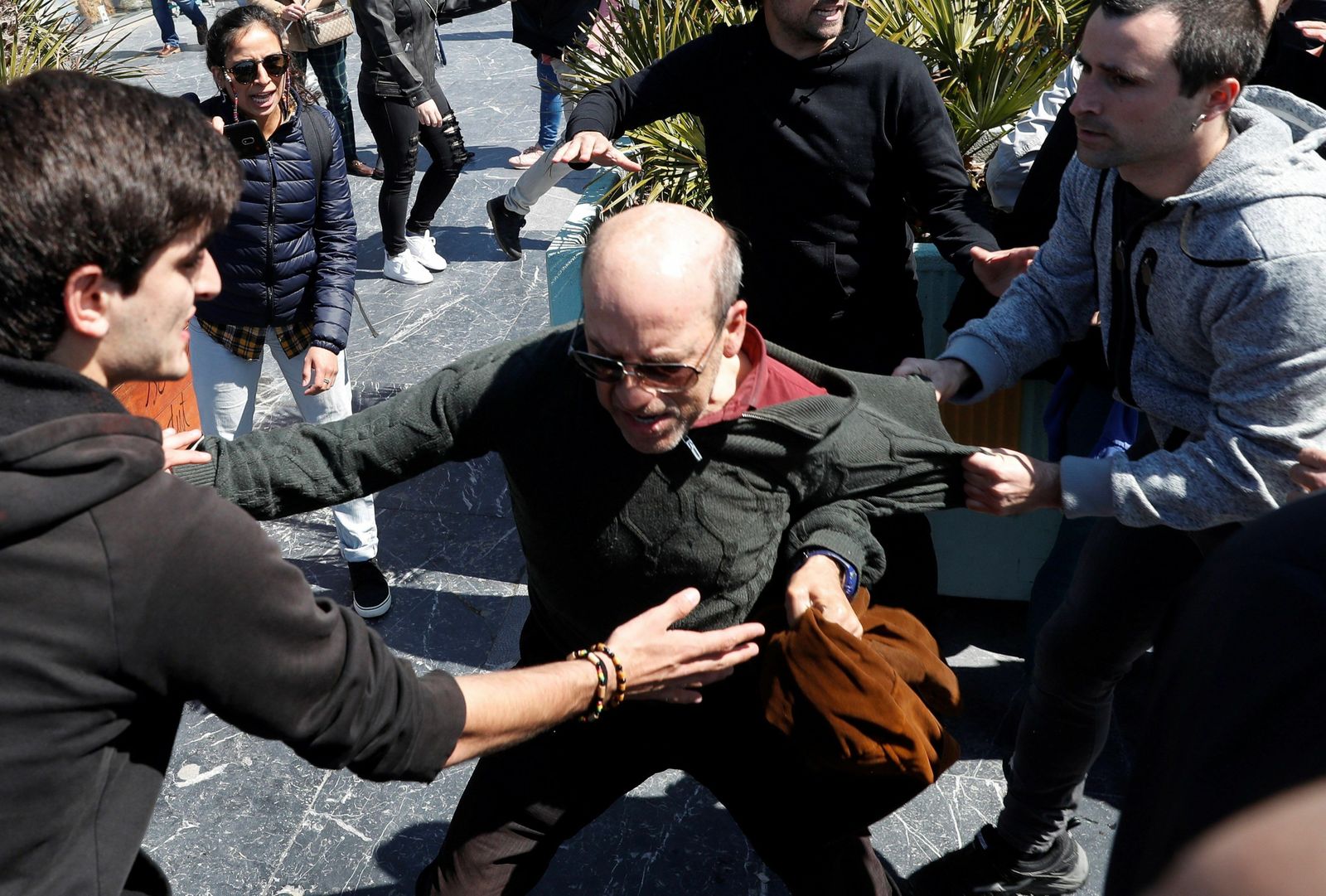 Un asistente al mitin de Vox en San Sebastián es zarandeado por un grupo de simpatizantes de la izquierda 'abertzale'.