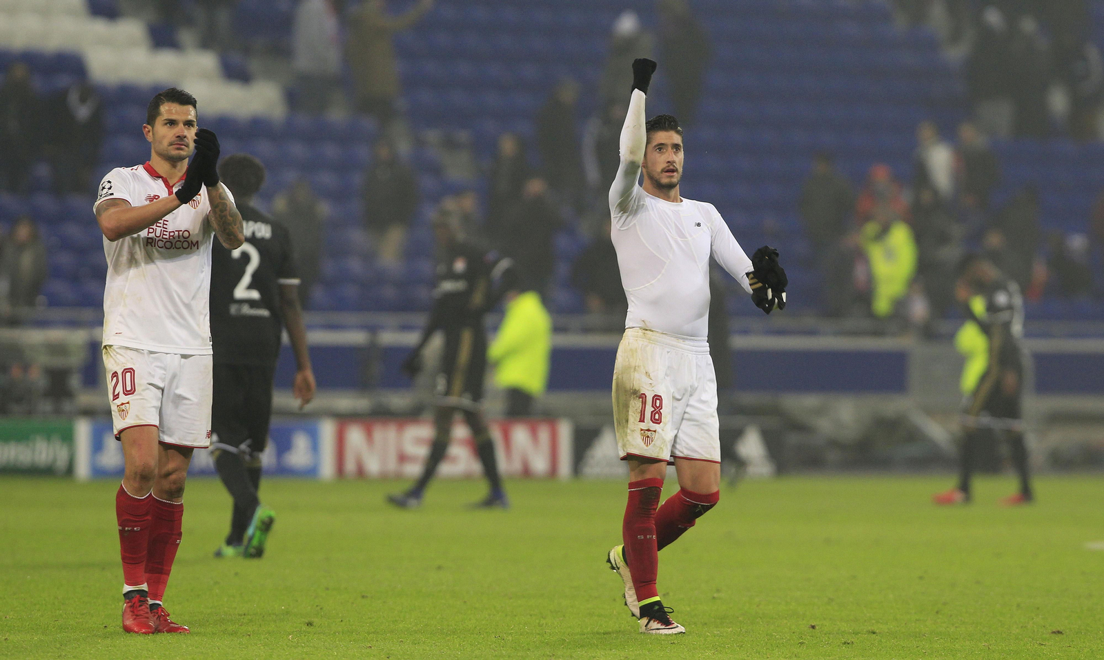 Vitolo y Escudero aplauden a los 600 sevillistas en Lyon.