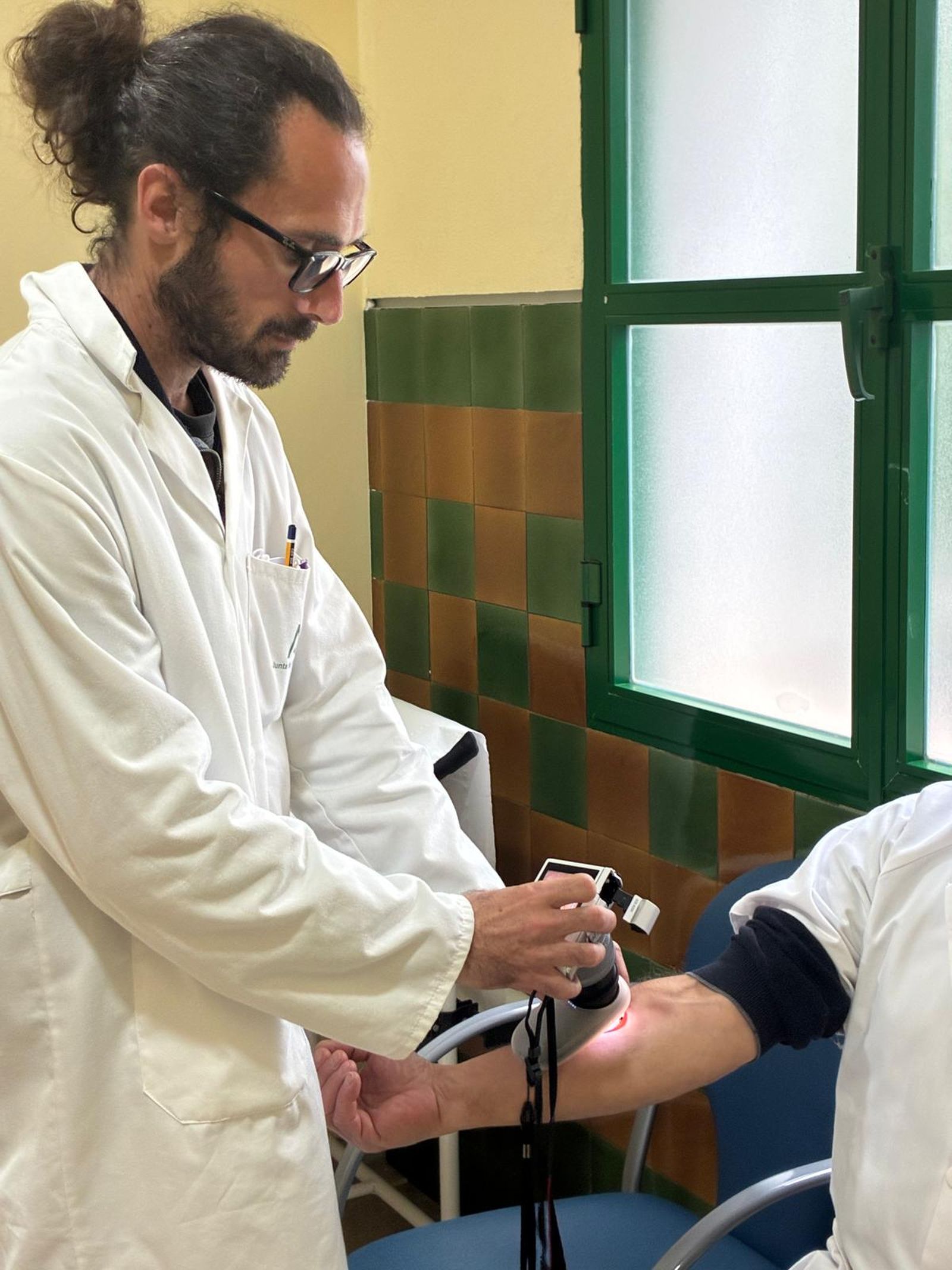 Aplicación del telederma en un paciente.