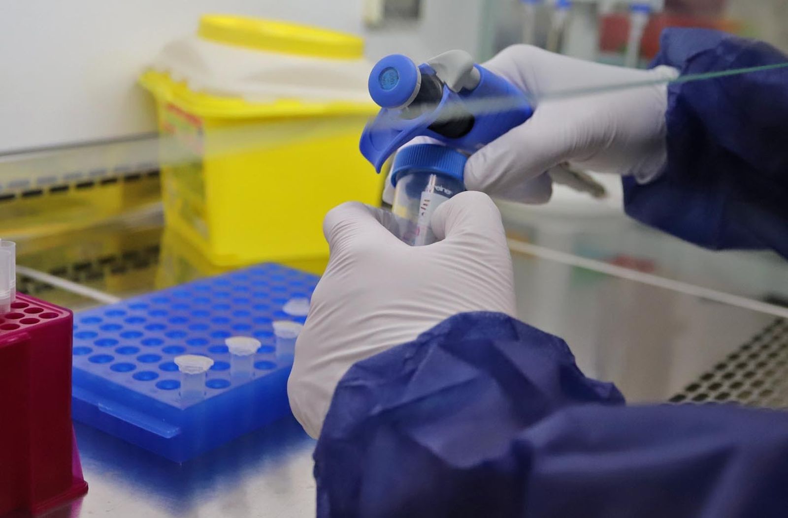 Laboratorio de análisis de pruebas PCR.