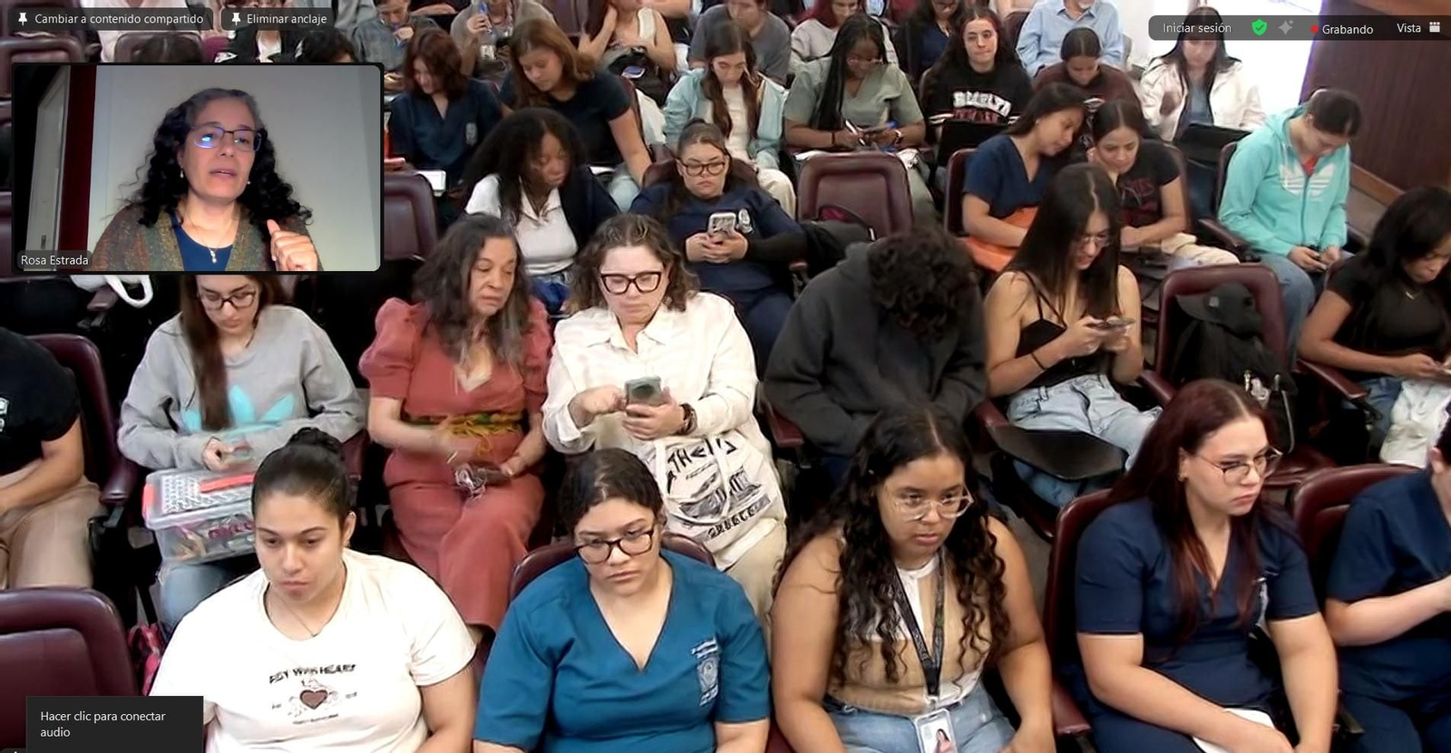 Asistentes al conversatorio sobre enfermería.