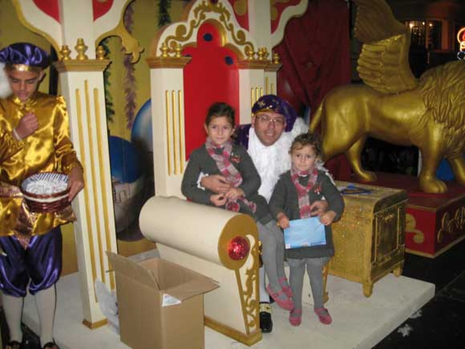 El Paje Real finaliza su misión en Cádiz tras haber recogido las cartas que los niños han redactado para los Reyes Magos.