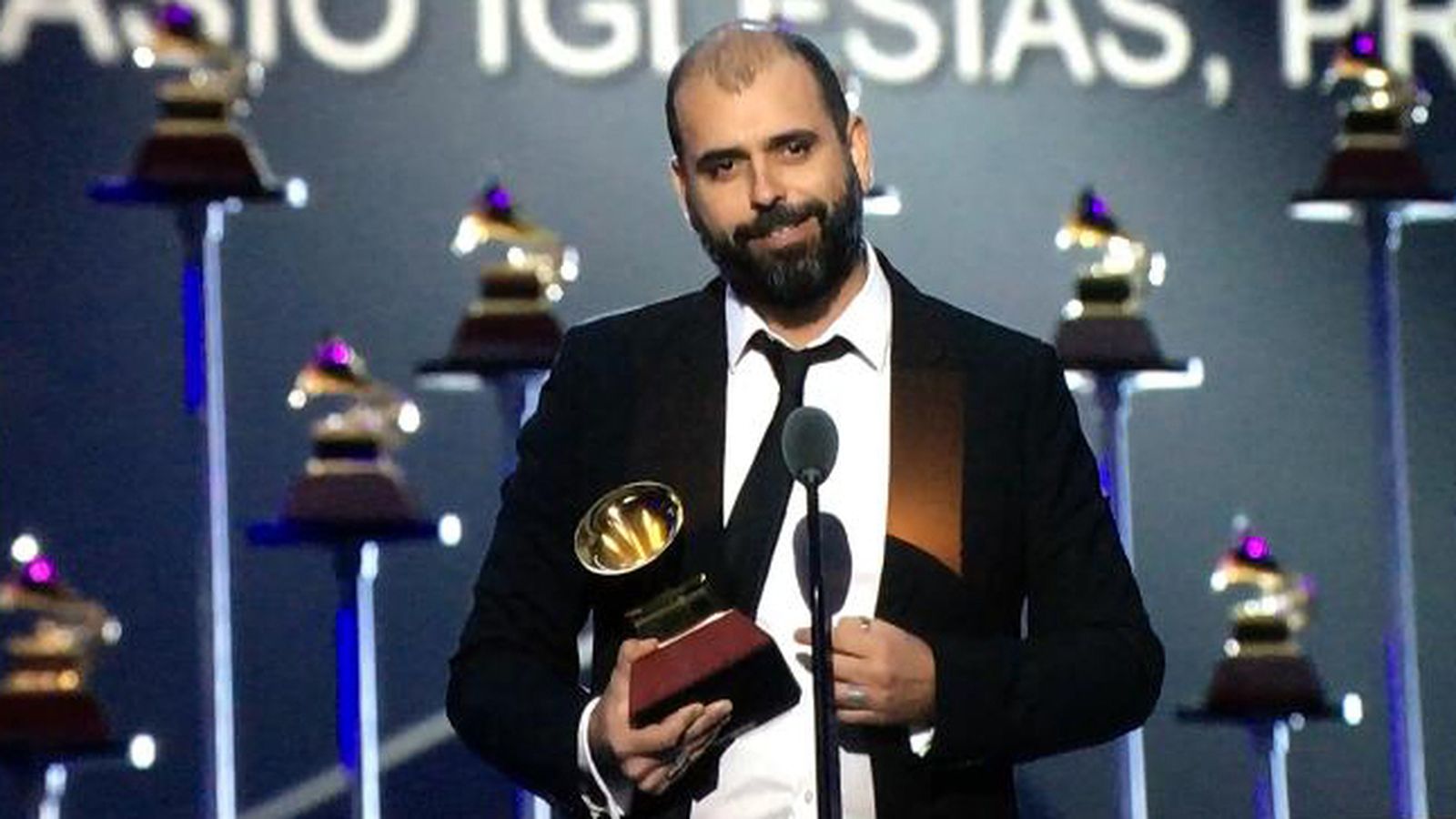 Alexis  Morante  recoge el Grammy Latino en 2019.