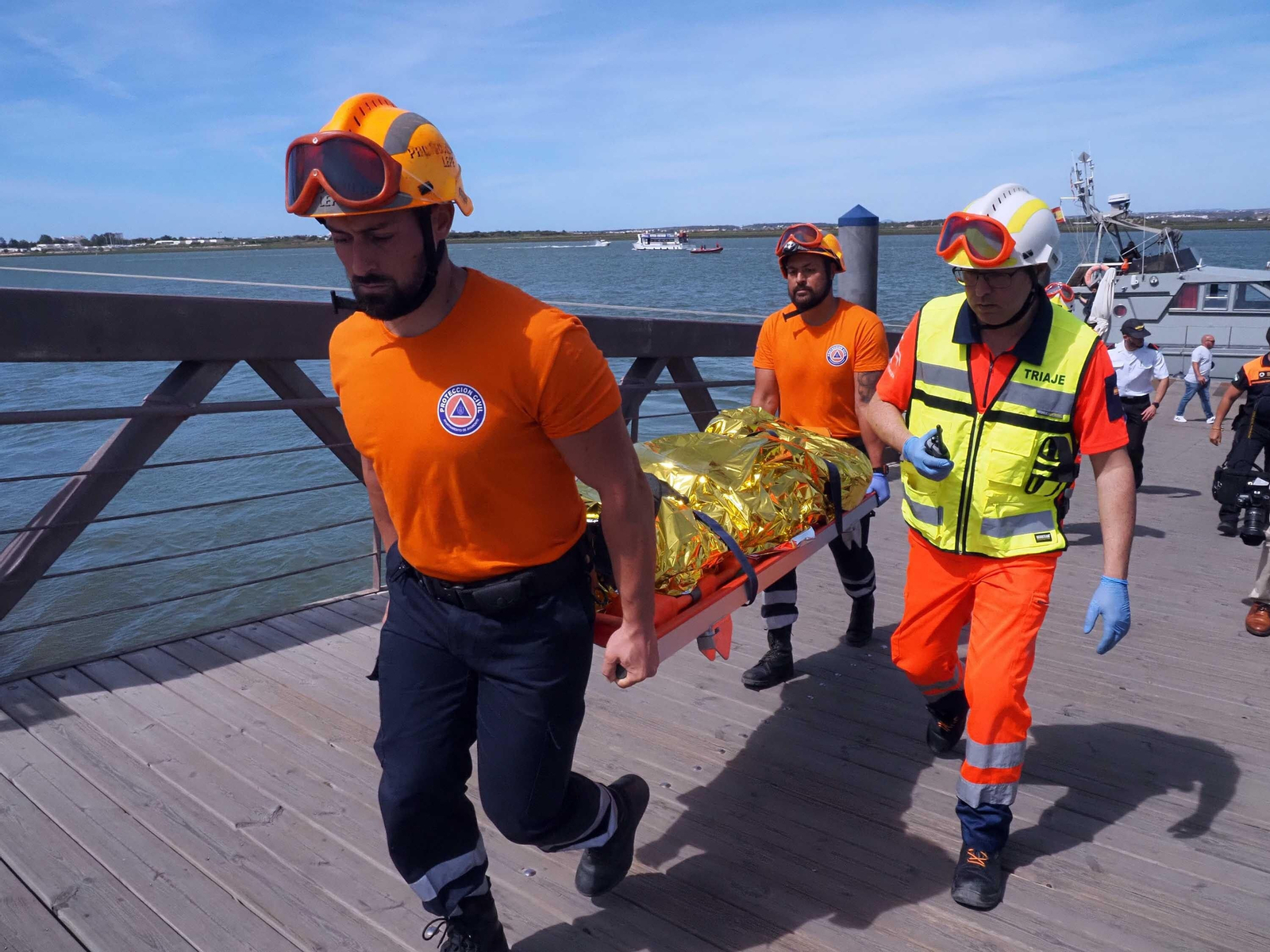 Las mejores imágenes del choque entre un ferry y un pesquero en medio del Guadiana