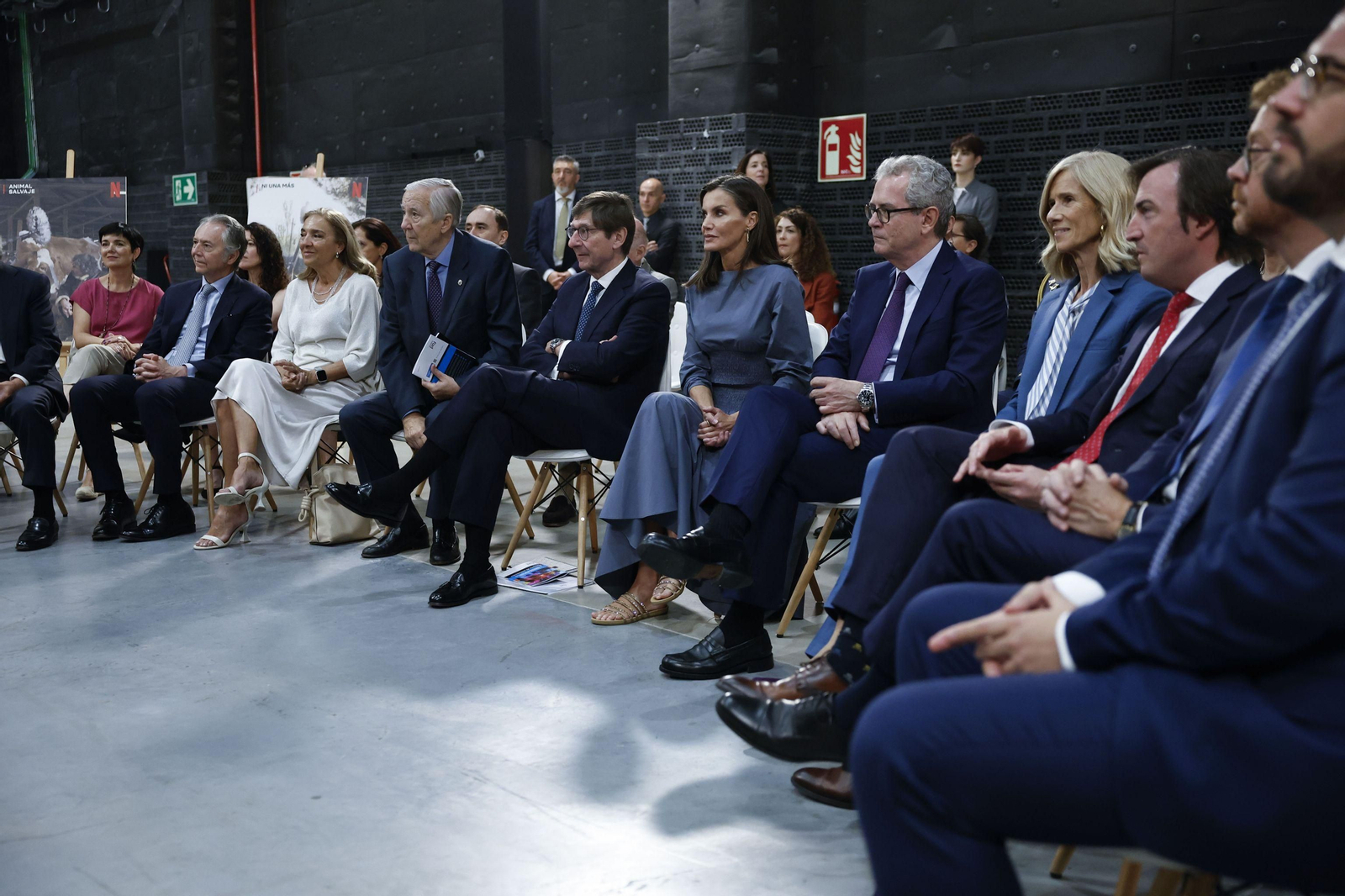 Parte del patronato, junto a la Reina, en la sede de Netflix en Madrid.