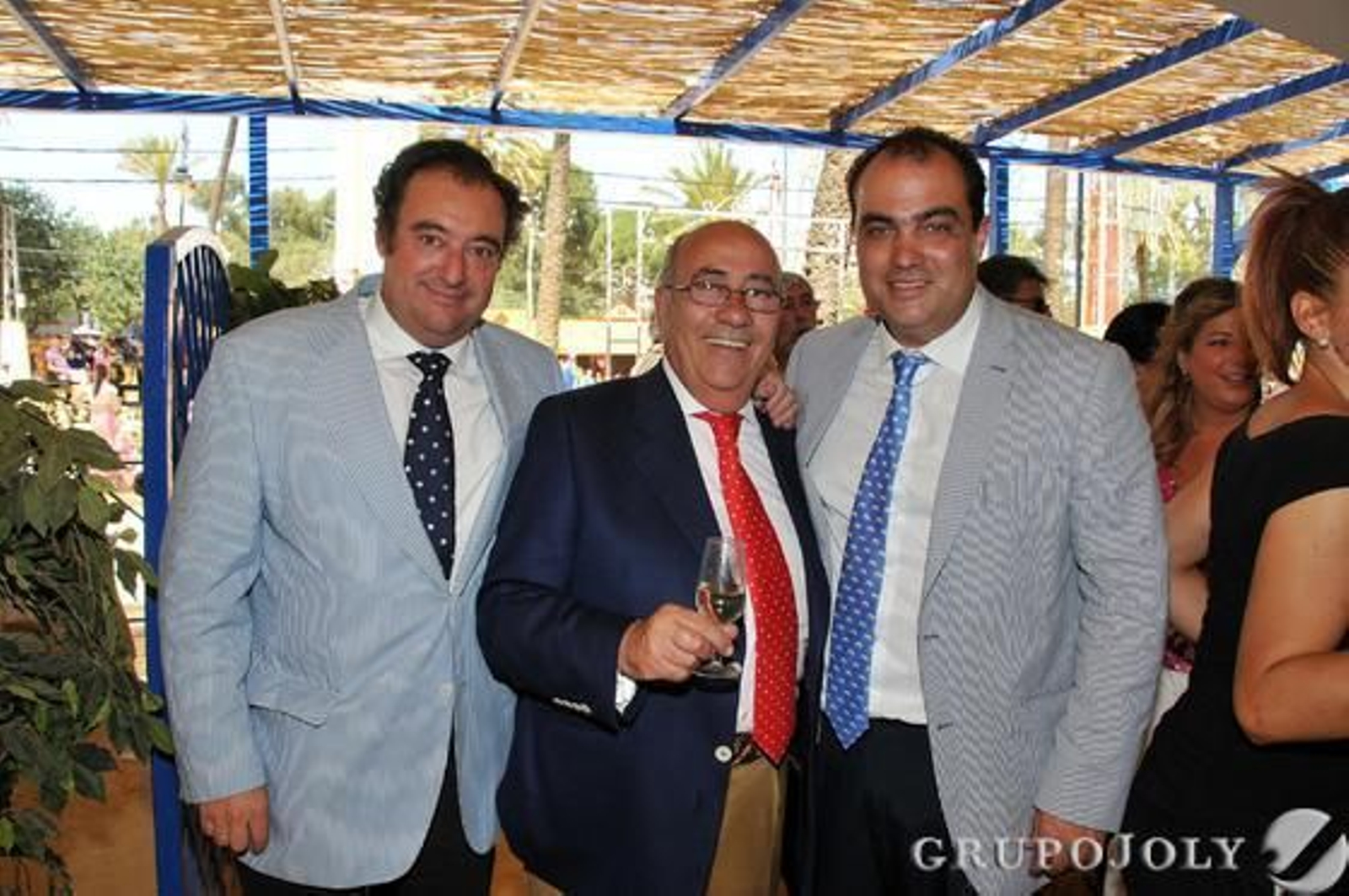 Tomás Valiente, el hostelero Faustino Rodríguez y el director de Diario de Jerez, David Fernández, en la caseta de este periódico. 

Foto: Manuel Aranda