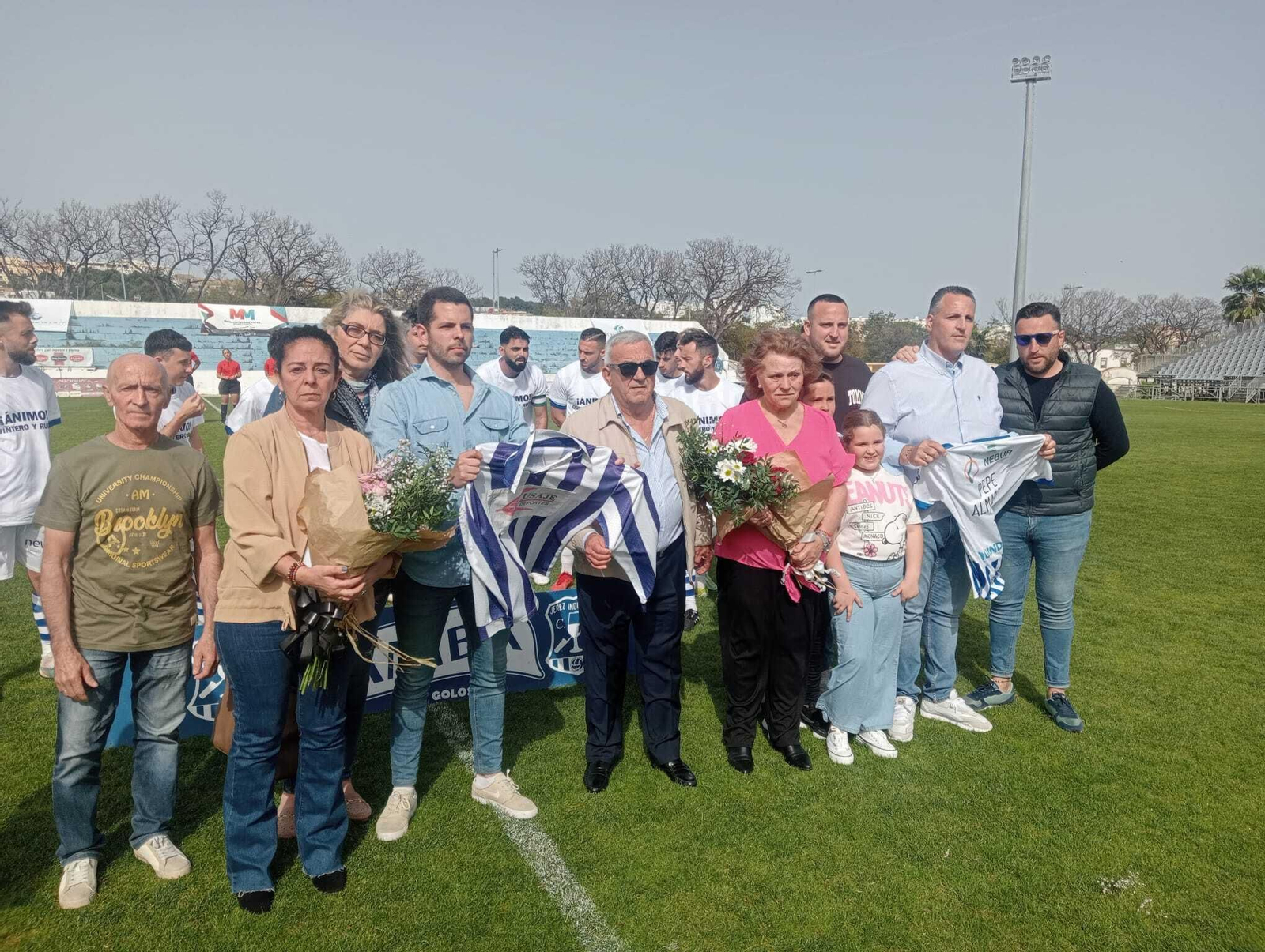 El Jerez Industrial homenajeó a la familia del recientemente fallecido Jesús Rodríguez, expresidente del club.