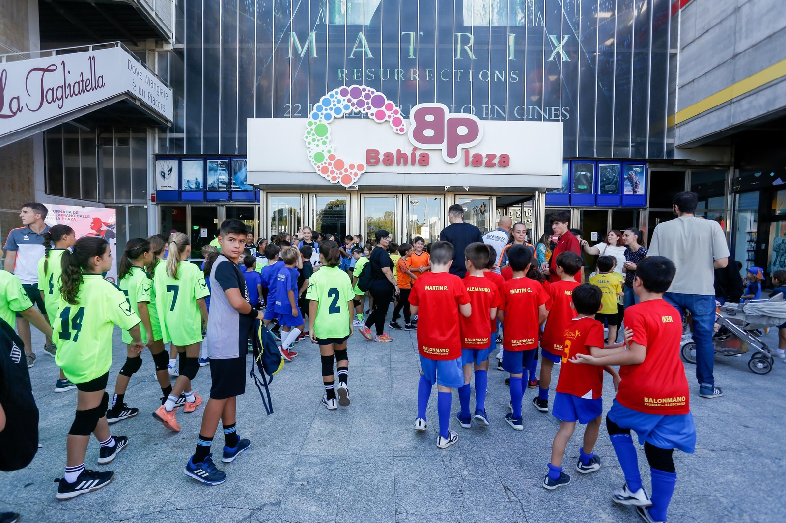 Las fotos de la II jornada de balonmano calle de Bahía Plaza, en Los Barrios